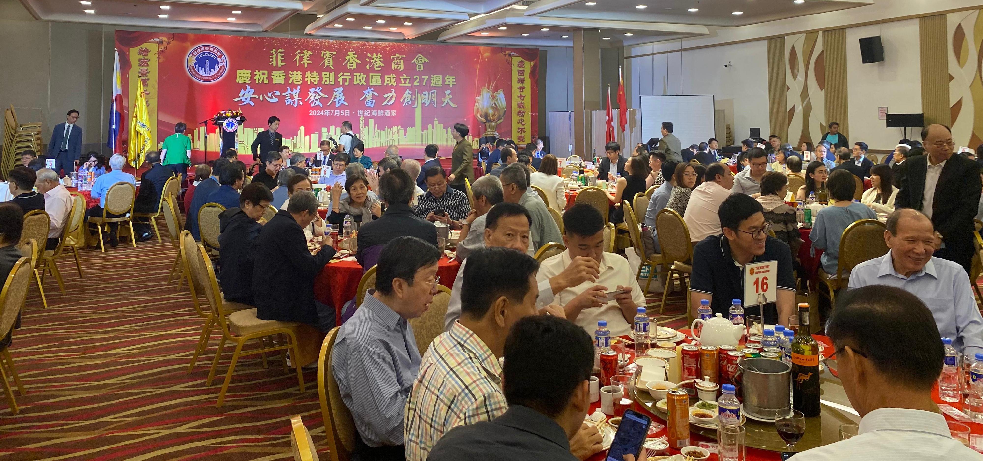 The Director-General of the Hong Kong Economic and Trade Office in Jakarta, Miss Libera Cheng, attended a dinner organised by the Hongkong Chamber of Commerce of the Philippines Inc in Manila, the Philippines today (July 5) to celebrate the 27th anniversary of the establishment of the Hong Kong Special Administrative Region.