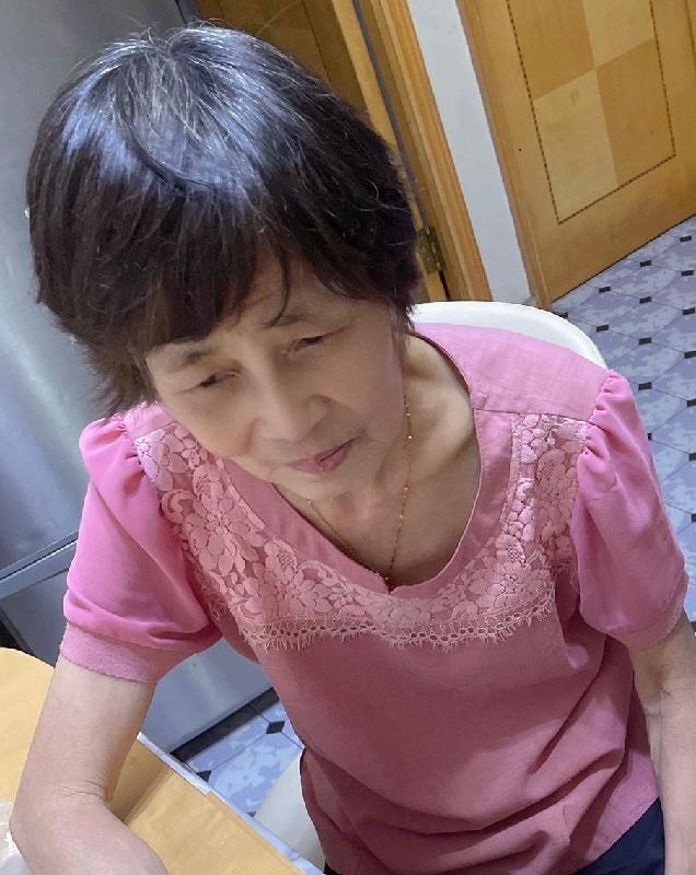 Shi Meili, aged 73, is about 1.6 metres tall, 45 kilograms in weight and of thin build. She has a pointed face with yellow complexion and short black hair. She was last seen wearing a black and white short-sleeved shirt, dark blue trousers, black slippers, a purple bracelet and a green bracelet. 
