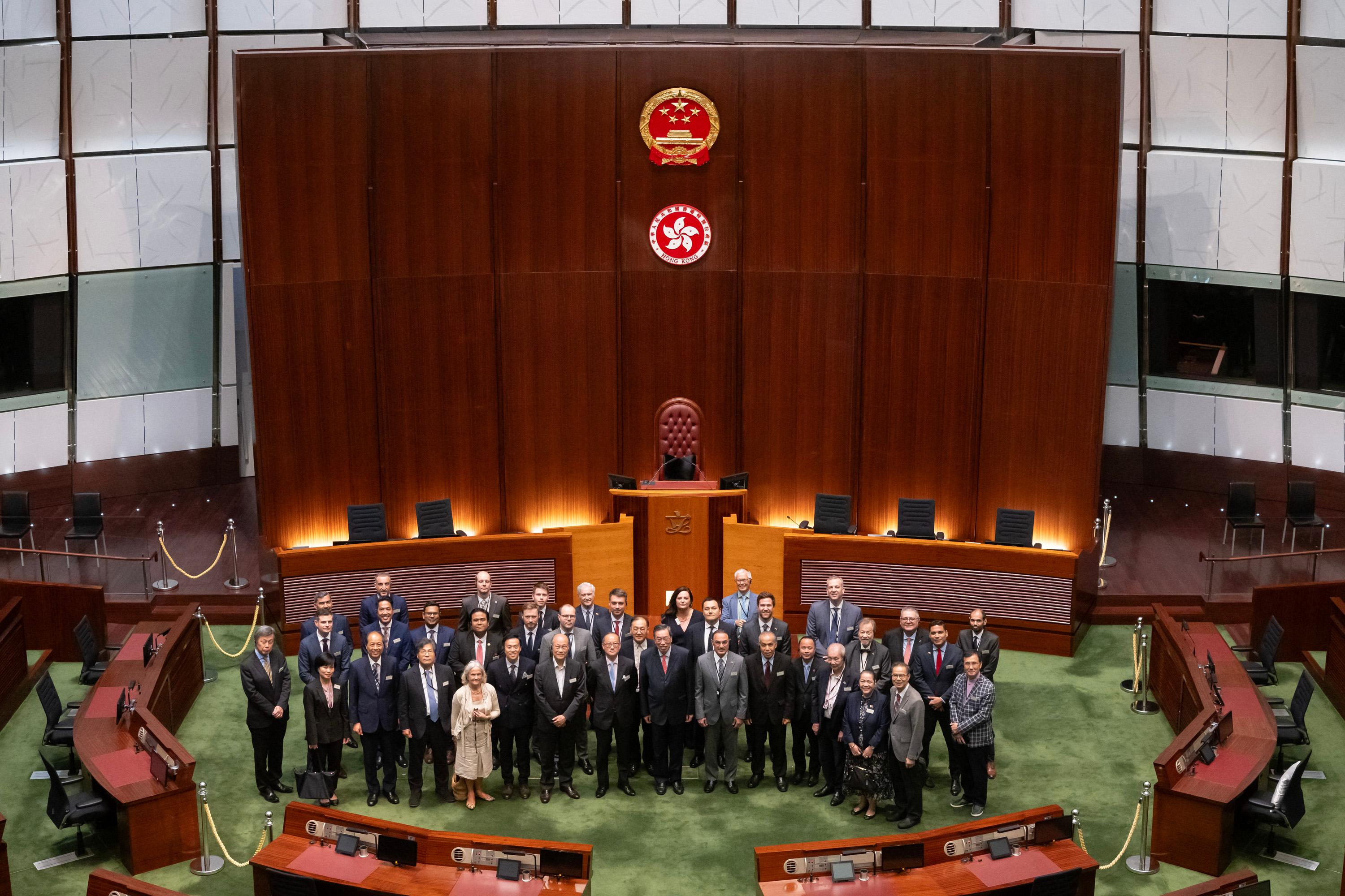 立法会议员今日（七月五日）于立法会综合大楼与驻港总领事和名誉领事举行交流酒会。图示立法会主席梁君彦（前排右七）联同驻港总领事或其代表，以及名誉领事在立法会会议厅合照。