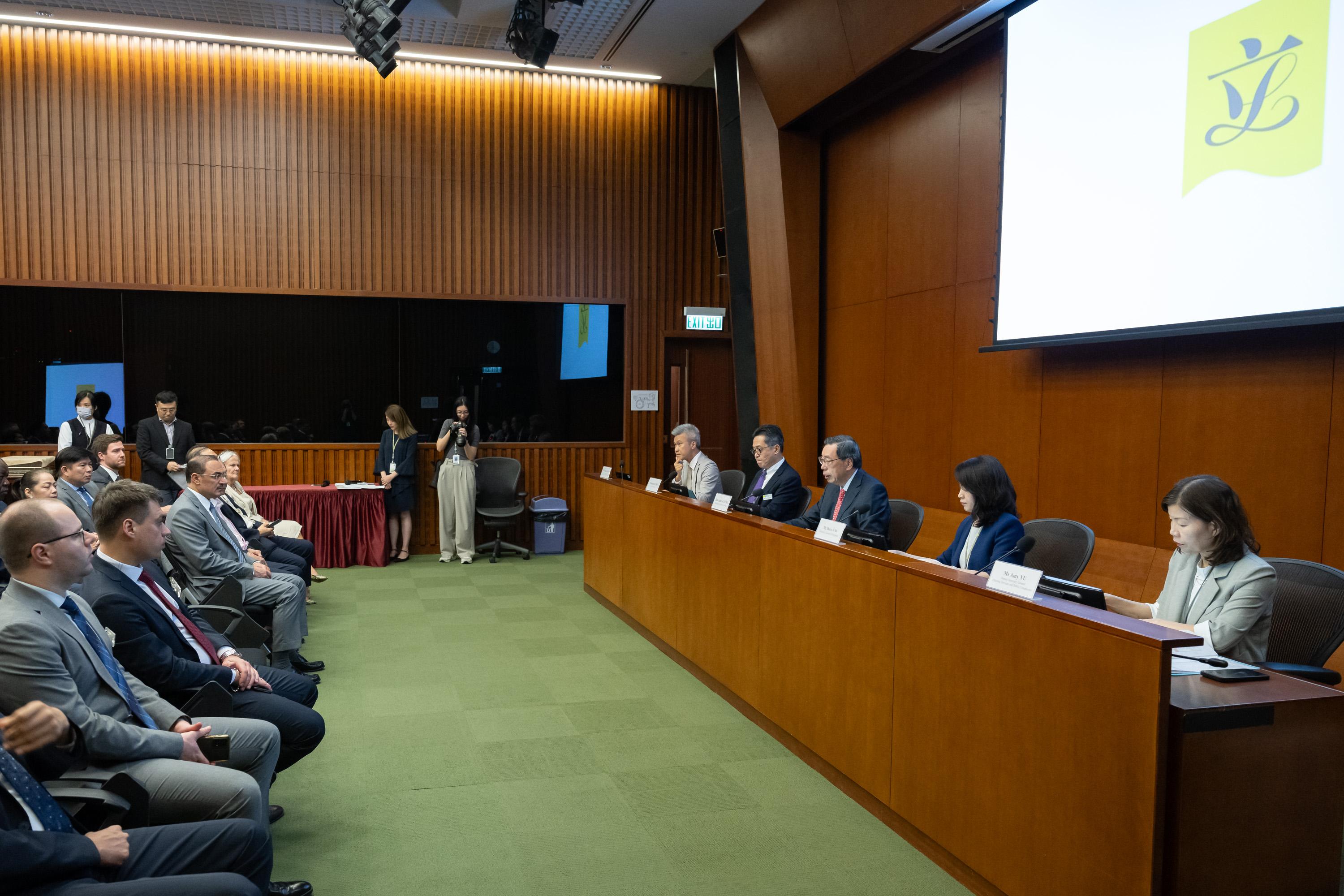 立法会议员今日（七月五日）于立法会综合大楼与驻港总领事和名誉领事举行交流酒会。图示立法会主席梁君彦议员（右三）向驻港总领事或其代表和名誉领事介绍立法会的工作。