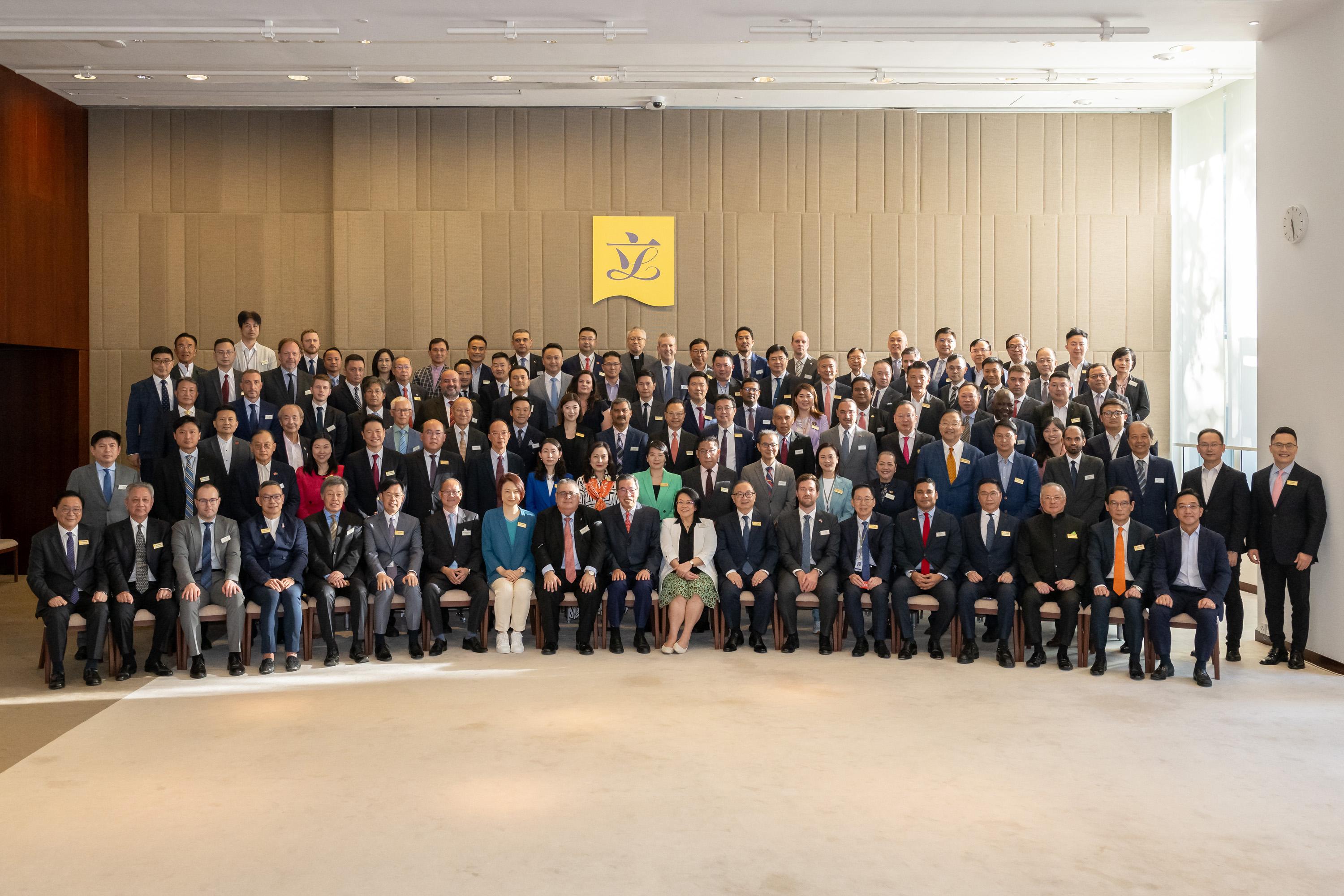 立法会议员今日（七月五日）于立法会综合大楼与驻港总领事和名誉领事举行交流酒会。图示立法会主席梁君彦（前排中间）联同立法会议员与驻港总领事或其代表，以及名誉领事在立法会综合大楼宴会厅合照。