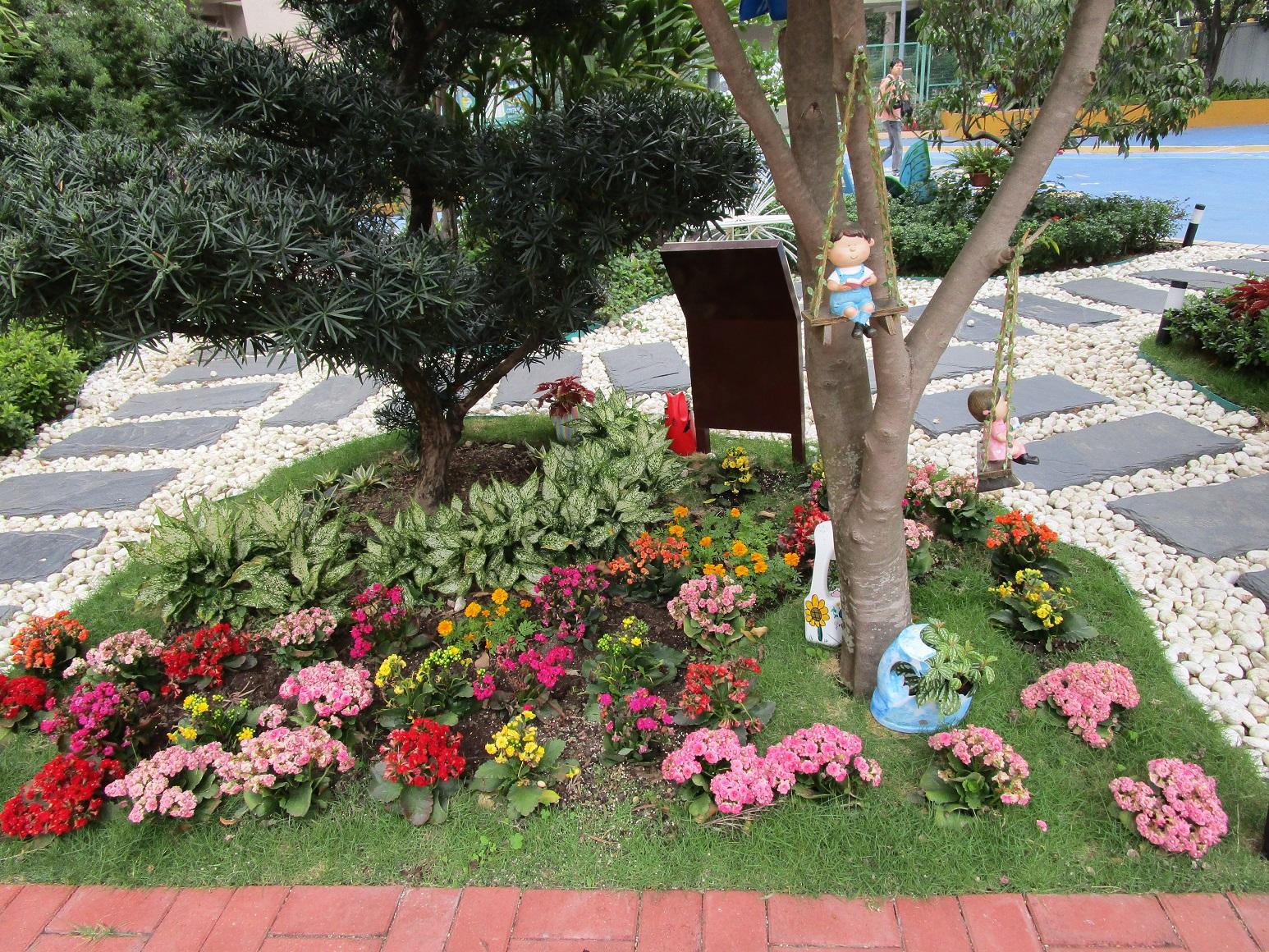 The Leisure and Cultural Services Department held the Greening School Project Award prize presentation ceremony at the Kowloon Park Sports Centre today (July 6) to commend 39 schools for their green school projects and contributions to environmental greening. The awards were presented in eight categories. Photo shows the champion of Large Garden Plot Project (Primary School Section), Kwong Ming School.

