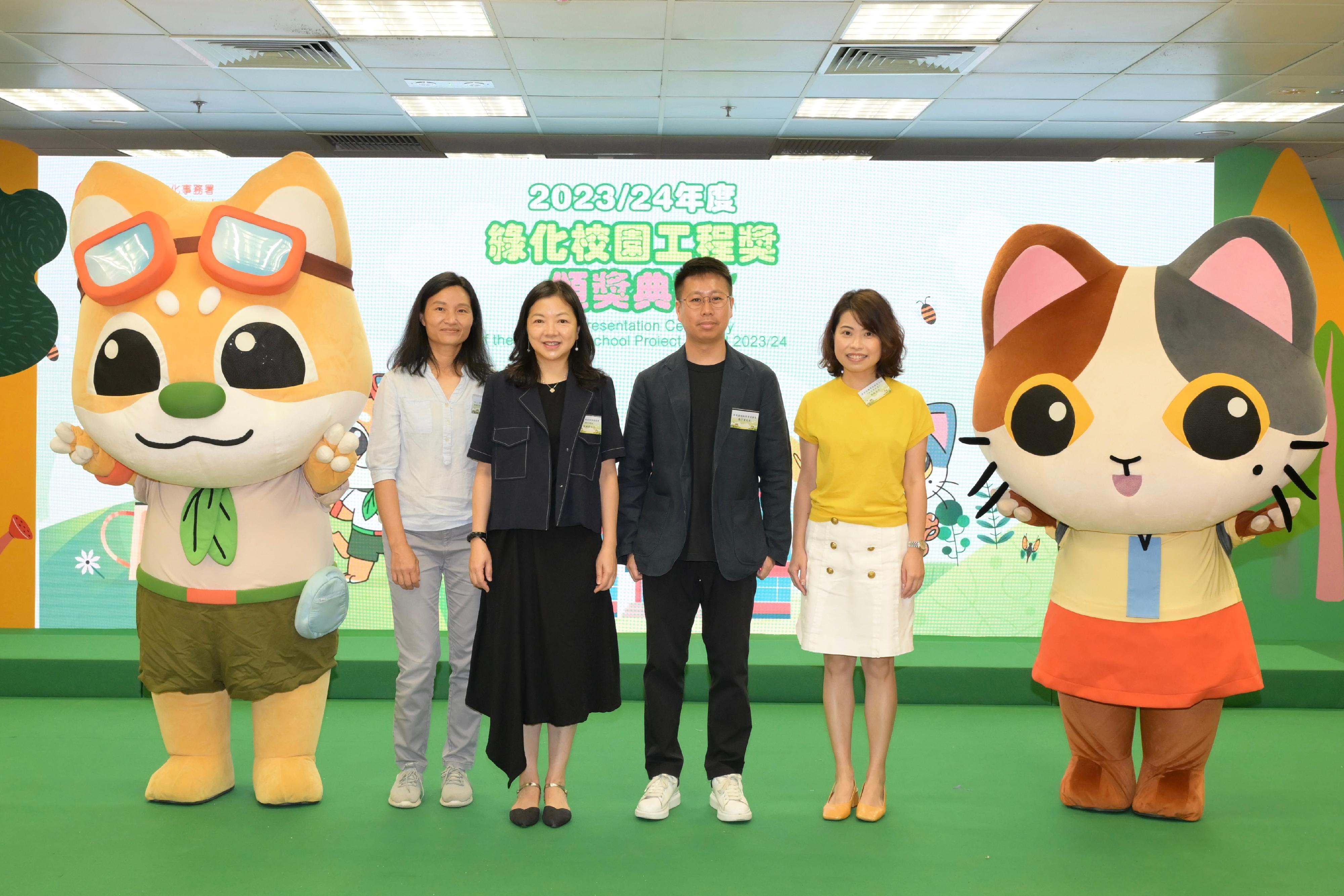 The Leisure and Cultural Services Department (LCSD) held the Greening School Project Award prize presentation ceremony at the Kowloon Park Sports Centre today (July 6) to commend 39 schools for their green school projects and contributions to environmental greening. Photo shows officiating guests, including the Chief Leisure Manager (Green Campaign) of the LCSD, Ms Tina Tai (second left); non-official member of the Community Involvement Committee on Greening of the Development Bureau Dr Angie Ng (first left); Vice President of the Hong Kong Institute of Landscape Architects Mr Benni Pong (second right); and the Chief School Development Officer (Yau Tsim and Mong Kok District) of the Education Bureau, Ms Jessie Woo (first right).