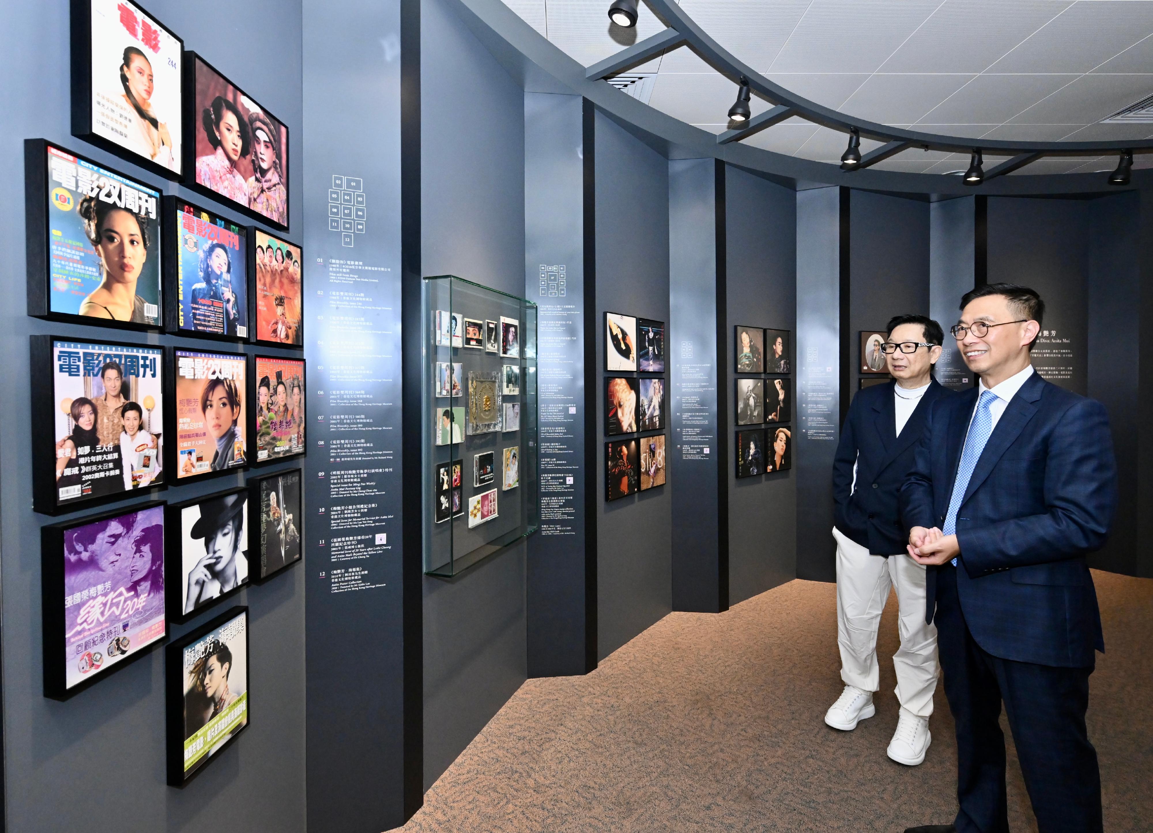 香港文化博物馆的「绝代芳华・梅艳芳」展览自去年十二月底开展以来，已录得超过三十万人次参观，深受市民及旅客欢迎。图示文化体育及旅游局局长杨润雄（右）和梅艳芳生前好友、殿堂级时装及形象设计师刘培基（左）参观展览。