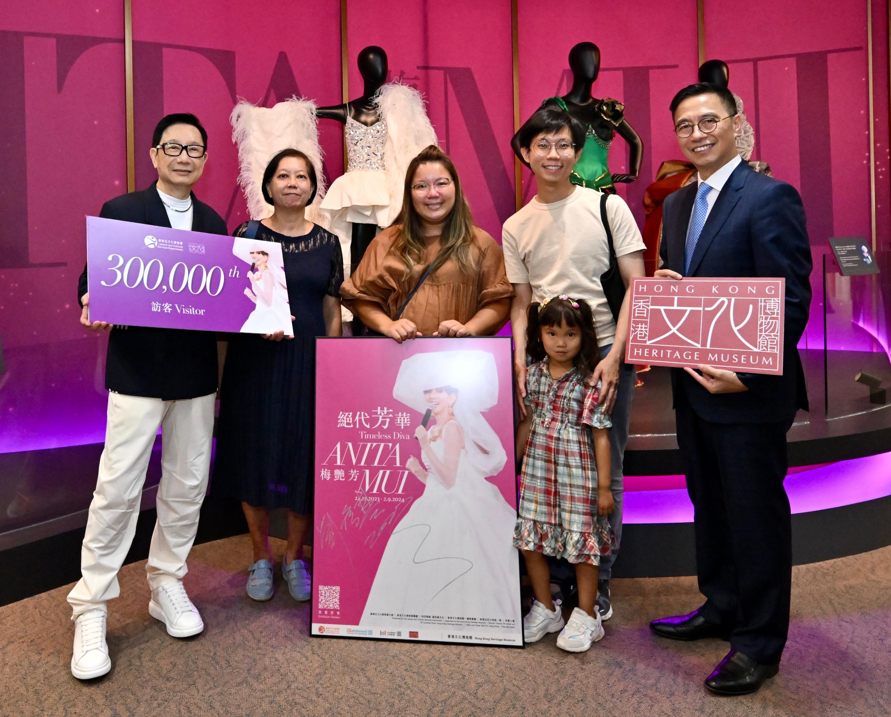 The exhibition “Timeless Diva: Anita Mui” organised by the Hong Kong Heritage Museum has been popular among the local public and tourists, receiving over 300 000 visitors since its opening in late December last year. Photo shows the Secretary for Culture, Sports and Tourism, Mr Kevin Yeung (first right) and the close friend of Mui and prominent fashion and image designer, Mr Eddie Lau (first left), welcoming the 300 000th visitor of the exhibition and presenting a gift pack to the visitor yesterday (July 5).