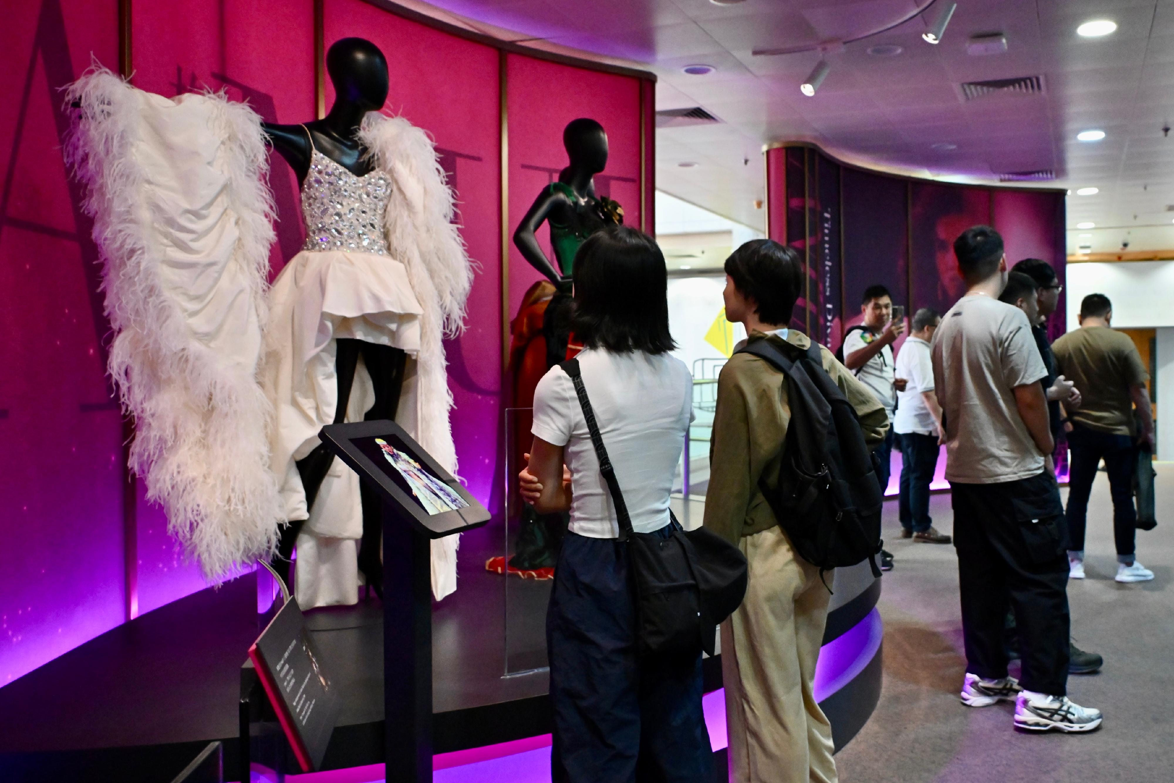 The exhibition "Timeless Diva: Anita Mui" organised by the Hong Kong Heritage Museum has been popular among the local public and tourists, receiving over 300 000 visitors since its opening in late December last year. Photo shows visitors touring the exhibition.