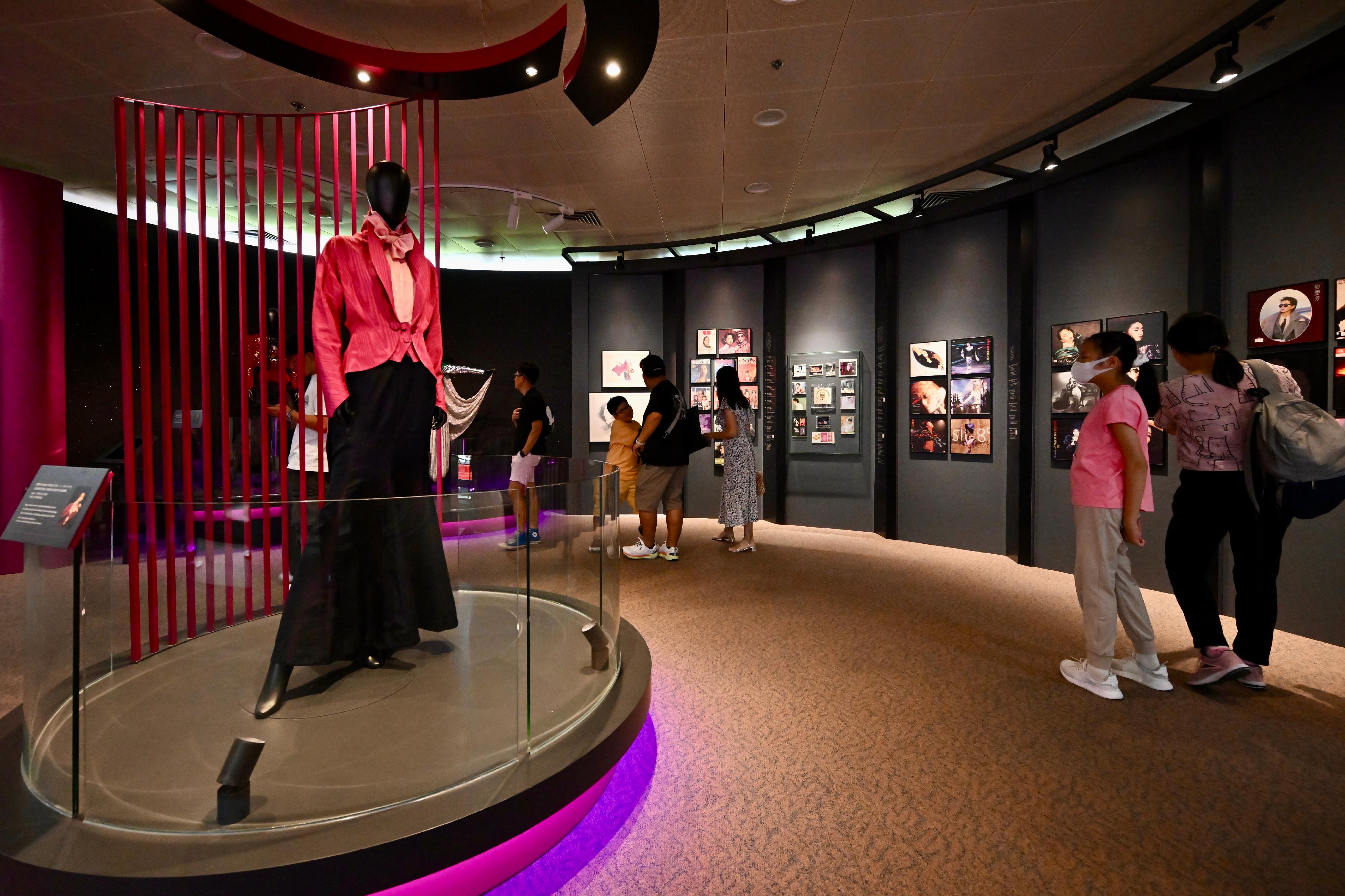 The exhibition "Timeless Diva: Anita Mui" organised by the Hong Kong Heritage Museum has been popular among the local public and tourists, receiving over 300 000 visitors since its opening in late December last year. Photo shows visitors touring the exhibition.