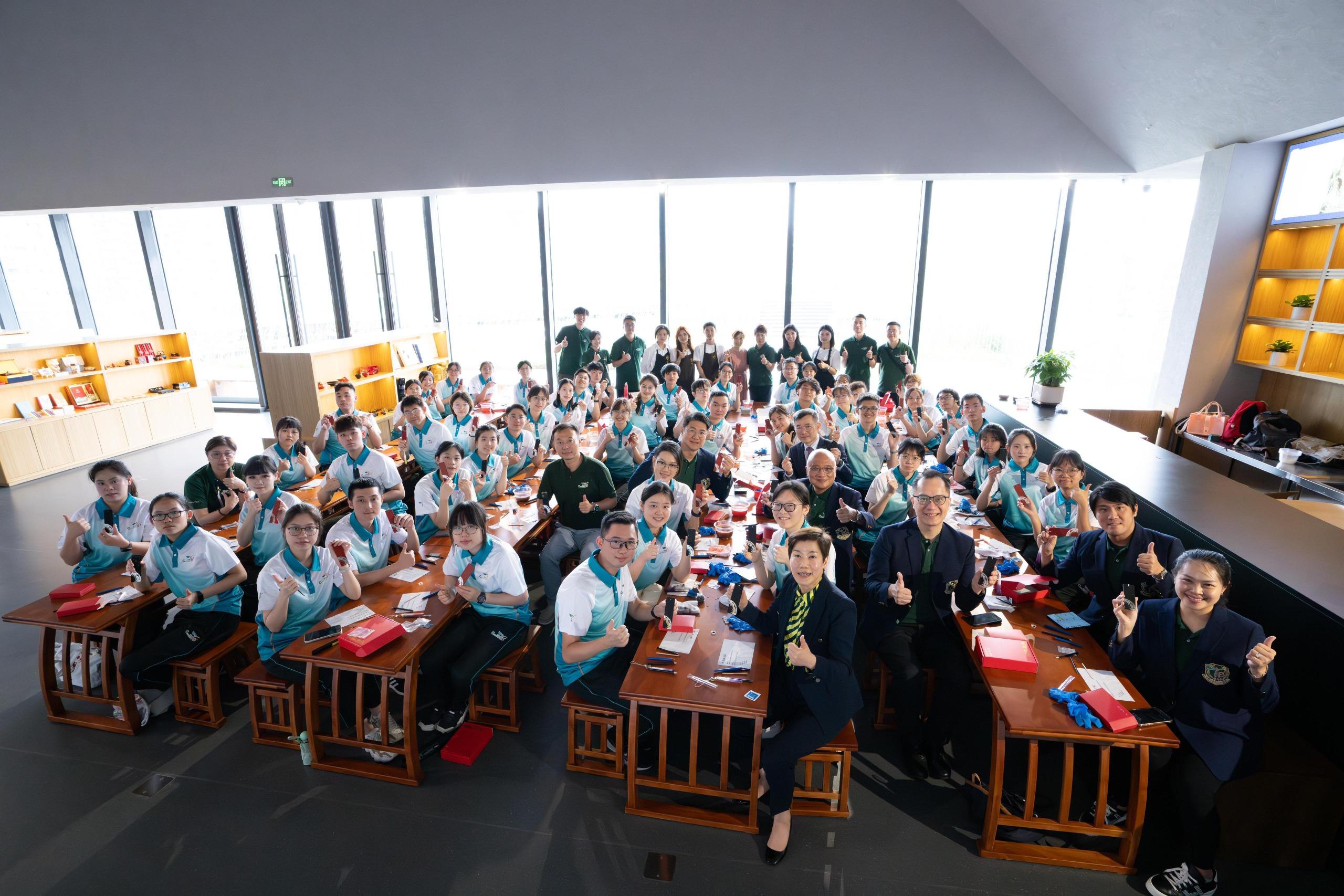 The Commissioner of Customs and Excise, Ms Louise Ho (first row, second right); the Assistant Commissioner of Customs and Excise (Intelligence and Investigation), Mr Barry Lai (fifth row, third right); the Honorary Founding Executive Director of the Executive Committee of "Customs Yes", Mr Edgar Kwan (fourth row, third right); the Deputy Executive Director of the Executive Committee of "Customs YES", Mr Desmond Yip (fifth row, fourth right); the Directors of the Executive Committee of "Customs Yes", Mr Terrence Hui (second row, second right), Mr Mark Mak (second row, first right), Mr Yang Bin (fifth row, fifth right); and the Honorary President of the Honorary Presidents' Association, Ms April Tsui (first row, first right), led members of "Customs YES" to take part in a lacquer painting workshop of "Sun and Immortal Birds" in the Sichuan University Museum on July 3.