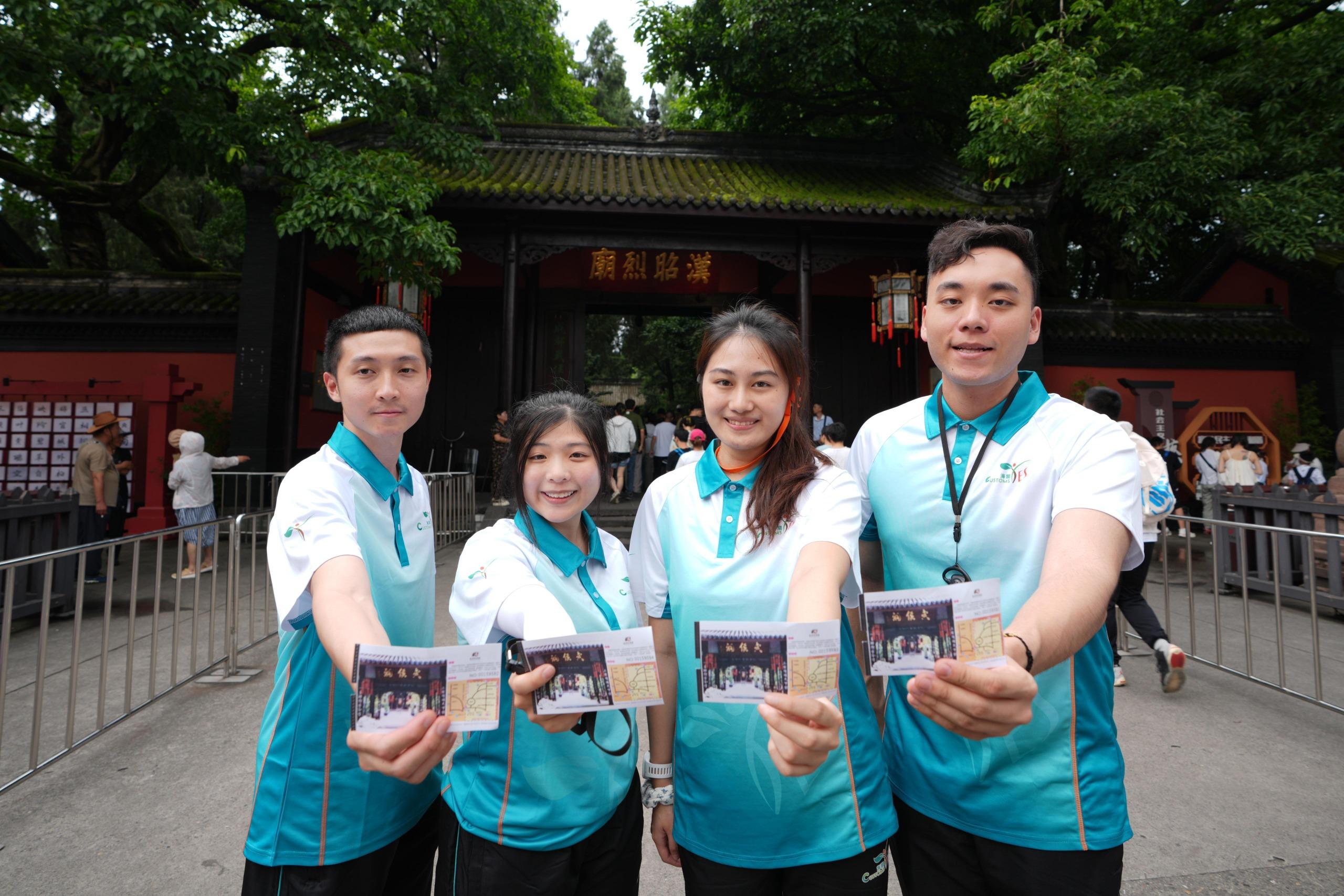 Members of "Customs YES" visited the Wuhou Shrine in Chengdu to explore the Sichuan's history on July 3.