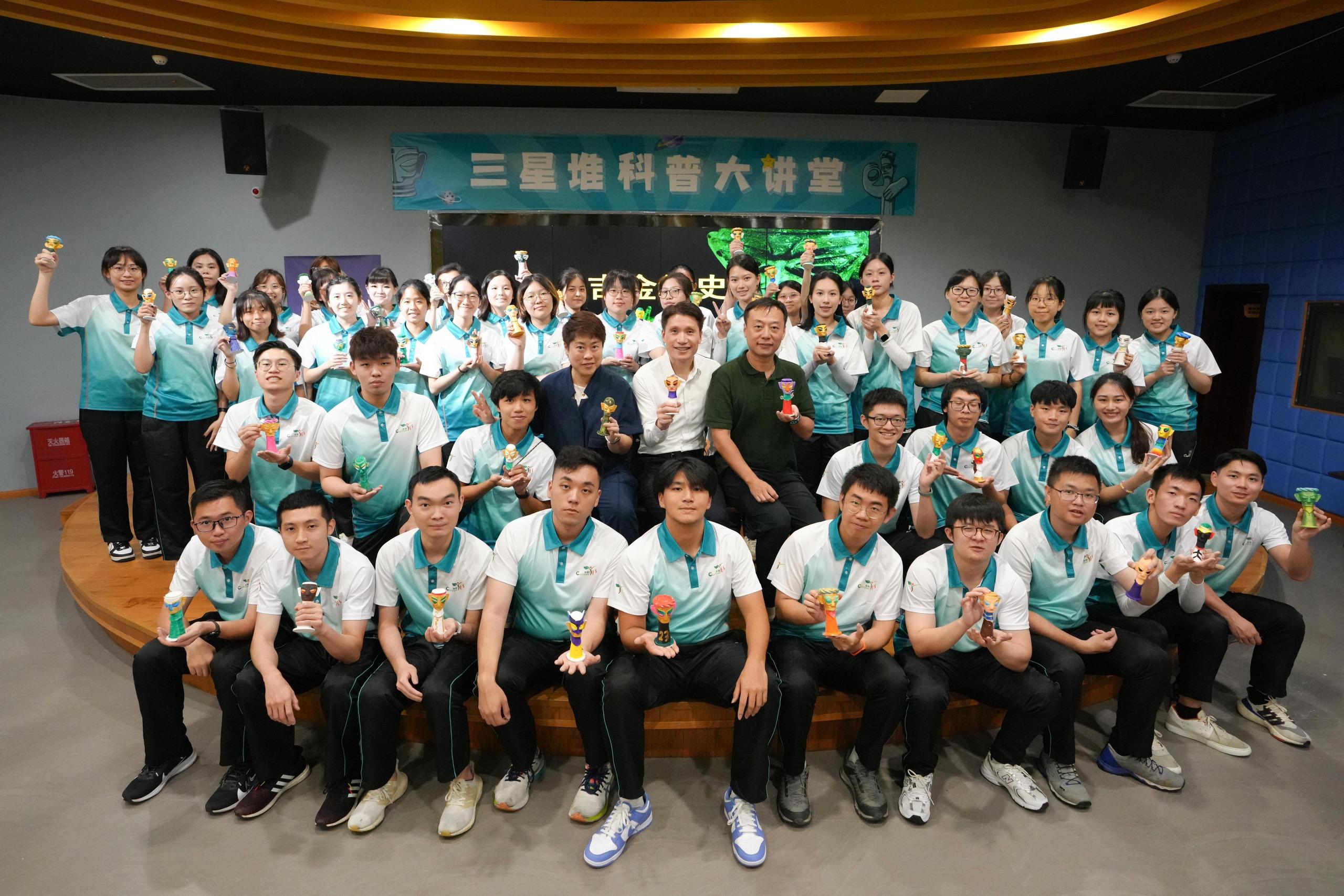 The Deputy Commissioner of Customs and Excise (Control and Enforcement), Mr Mark Woo (second row, fifth left), and the Director of the Executive Committee of "Customs Yes", Mr Yang Bin (second row, fifth right), led the "Customs Yes" delegation to participate in a workshop in the Sanxingdui Museum on July 5.