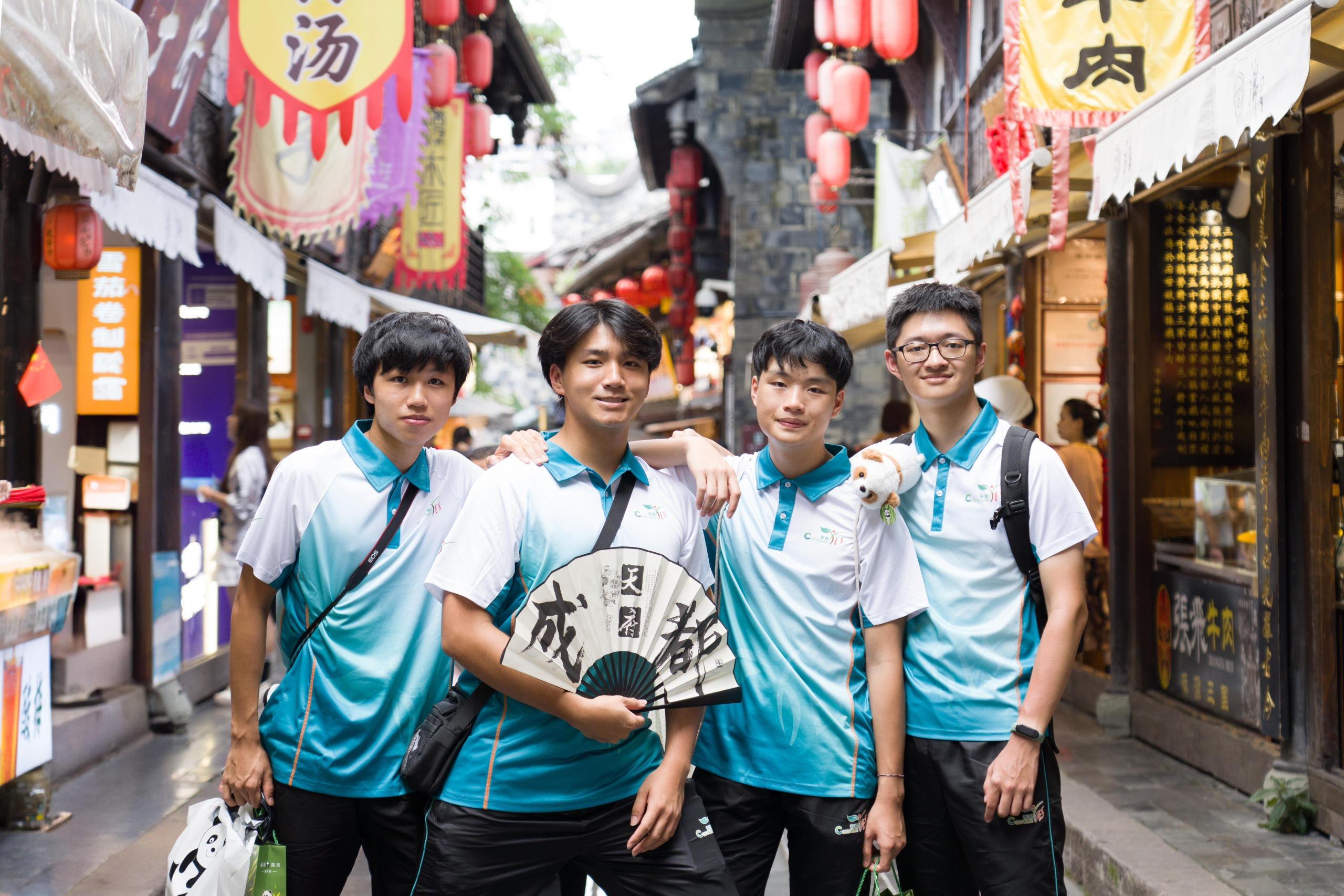 Members of "Customs YES" strolled though the pedestrian street to experience the Chengdu's vitality on July 5.