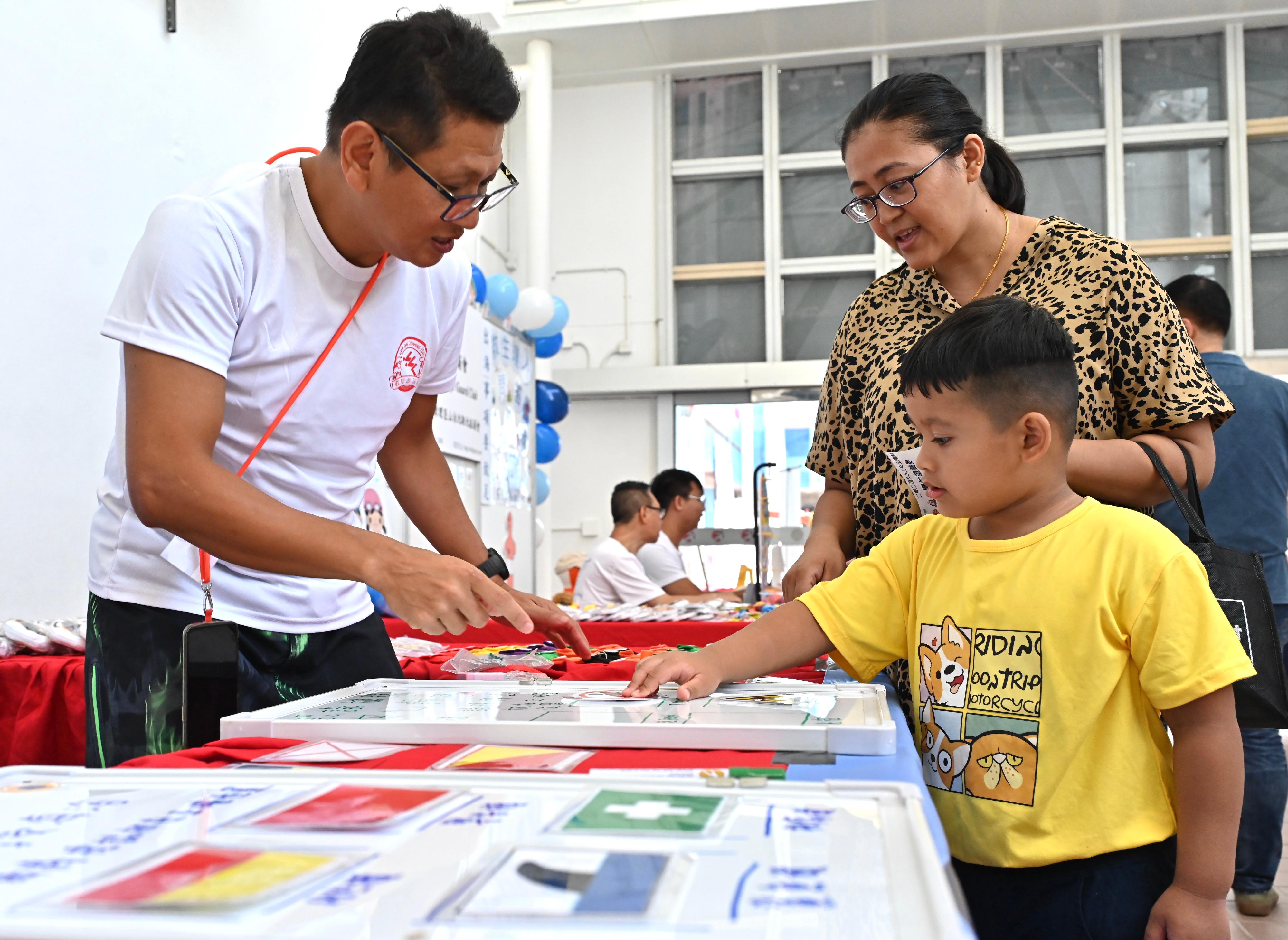 A prize presentation ceremony for the Water Safety Campaign 2024 slogan and graphic design competitions, jointly organised by the Leisure and Cultural Services Department and the Hong Kong China Life Saving Society, was held today (July 6). Picture shows visitors playing booth games.