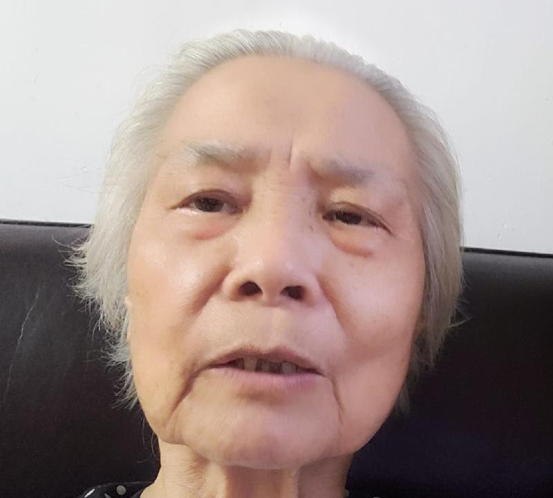 Mak Kwai-king, aged 82, is about 1.5 metres tall, 45 kilograms in weight and of thin build. She has a round face with yellow complexion and short white hair. She was last seen wearing a light purple vest jacket, a light blue short-sleeved shirt, dark-coloured trousers and  dark-coloured sneakers.