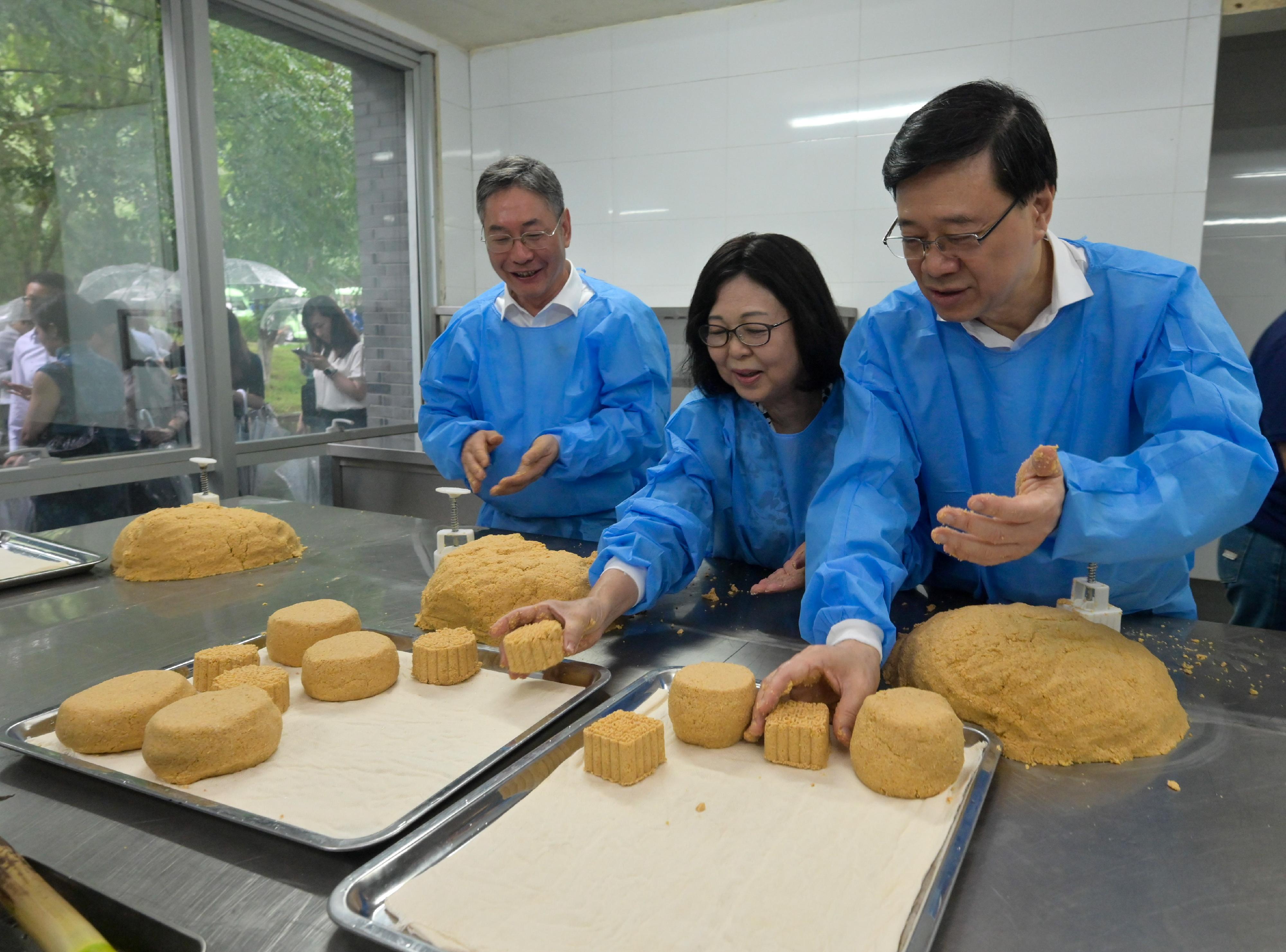 行政长官李家超及夫人李林丽婵今日（七月八日）在四川展开访问行程。图示（右起）李家超及夫人，以及国家林业和草原局副局长、党组成员李云卿到访中国大熊猫保护研究中心都江堰基地，制作大熊猫饲料。
