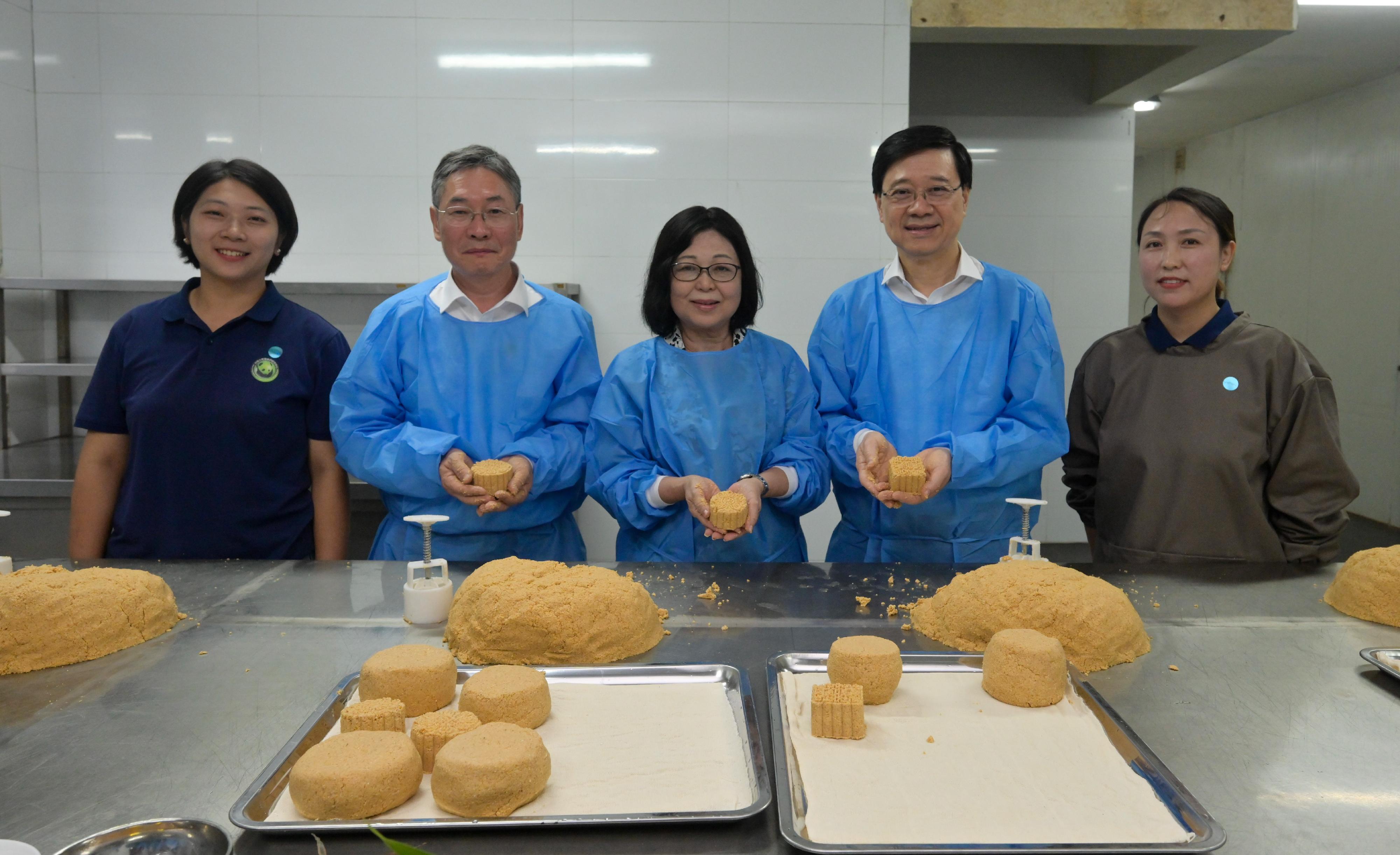 行政长官李家超及夫人李林丽婵今日（七月八日）在四川展开访问行程。图示（右二起）李家超及夫人，以及国家林业和草原局副局长、党组成员李云卿到访中国大熊猫保护研究中心都江堰基地，制作大熊猫饲料。

