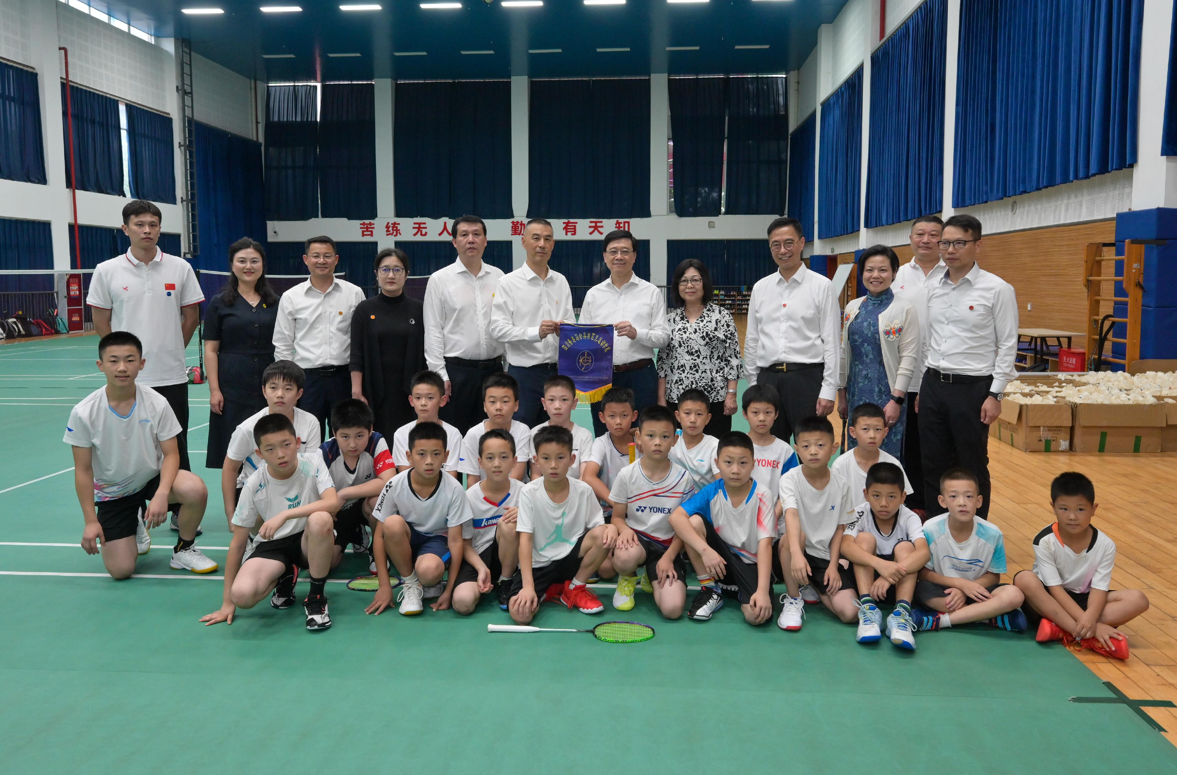 The Chief Executive, Mr John Lee, and his wife Mrs Janet Lee started their visit to Sichuan today (July 8). Photo shows (back row, from seventh left) Mr Lee and his wife Mrs Lee; the Secretary for Culture, Sports and Tourism, Mr Kevin Yeung, and other officials with the students practicing badminton at the Sichuan HKJC Olympic School.