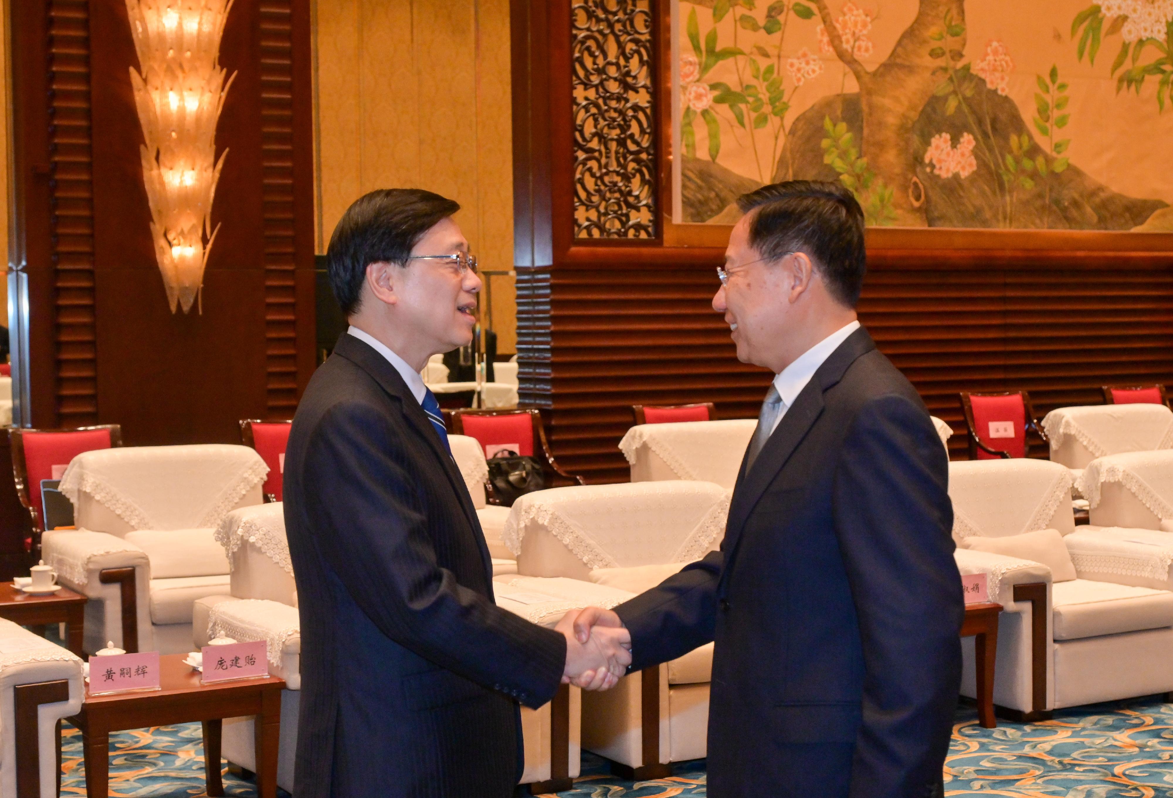 The Chief Executive, Mr John Lee, and his wife Mrs Janet Lee started their visit to Sichuan today (July 8). Photo shows Mr Lee (left) shaking hands with the Secretary of the CPC Sichuan Provincial Committee, Mr Wang Xiaohui (right), before the meeting.
