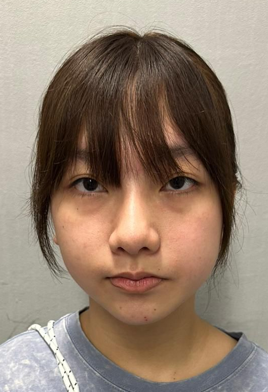 Lam Yan-ting, aged 16, is about 1.65 metres tall, 50 kilograms in weight and of thin build. She has a pointed face with yellow complexion and long black straight hair. She was last seen wearing a black and white short-sleeved T-shirt, blue jeans and white sports shoes.