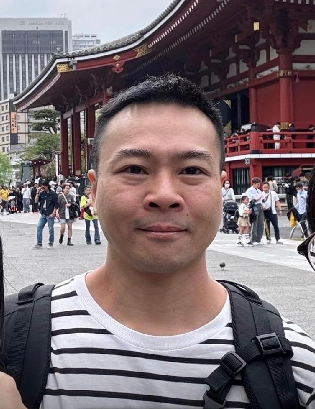 Ng Ka-wing, aged 44, is about 1.65 metres tall, 65 kilograms in weight and of normal build. He has a round face with yellow complexion and short black hair. He was last seen wearing a short-sleeved shirt with blue and white stripes, dark shorts, grey shoes and carrying a dark backpack.
