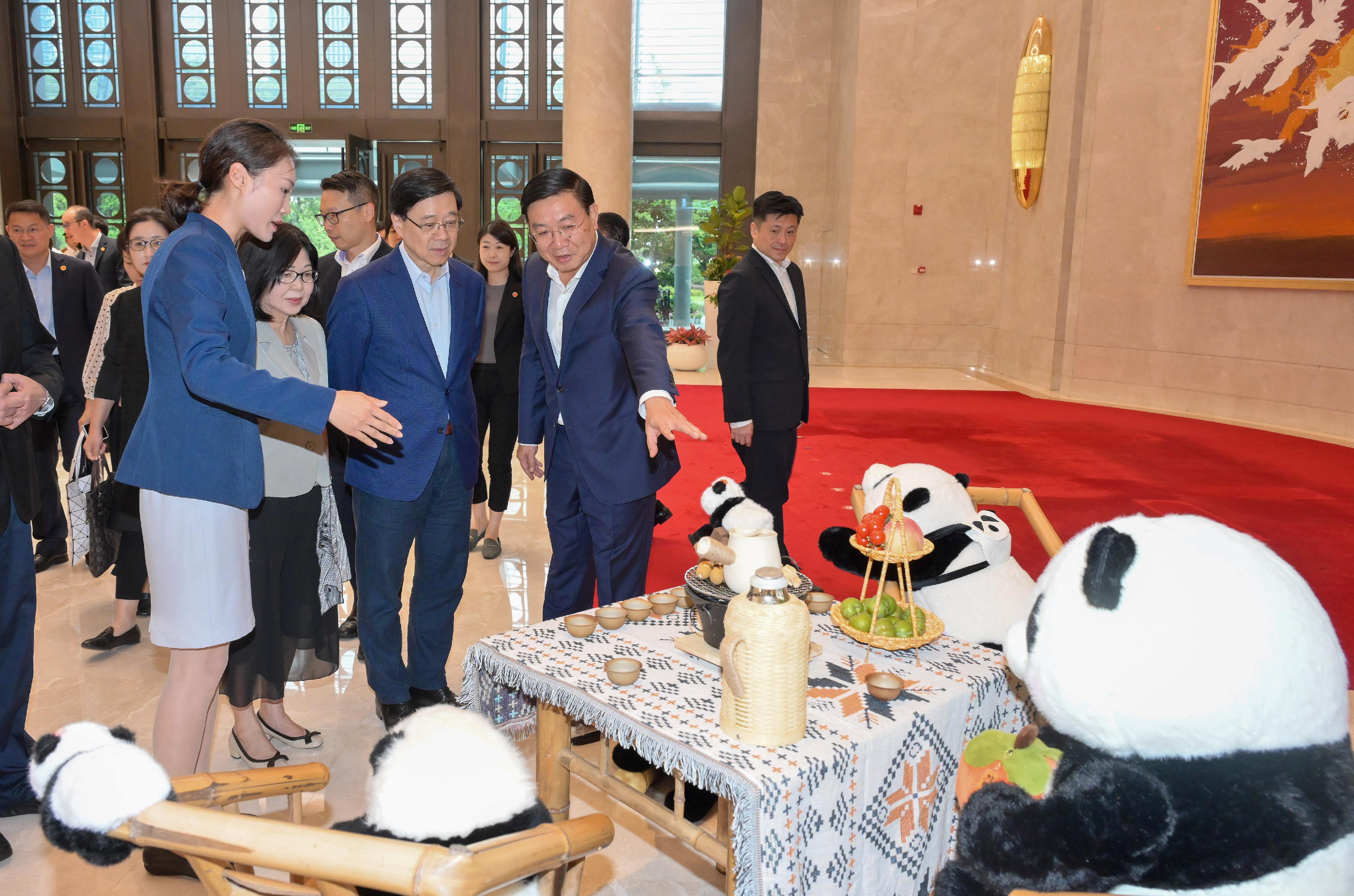 行政长官李家超今日（七月九日）继续在四川的访问行程。图示李家超及夫人（前排右二及三）出席成都市市长王凤朝（前排右一）所设的交流工作餐前观看展品。