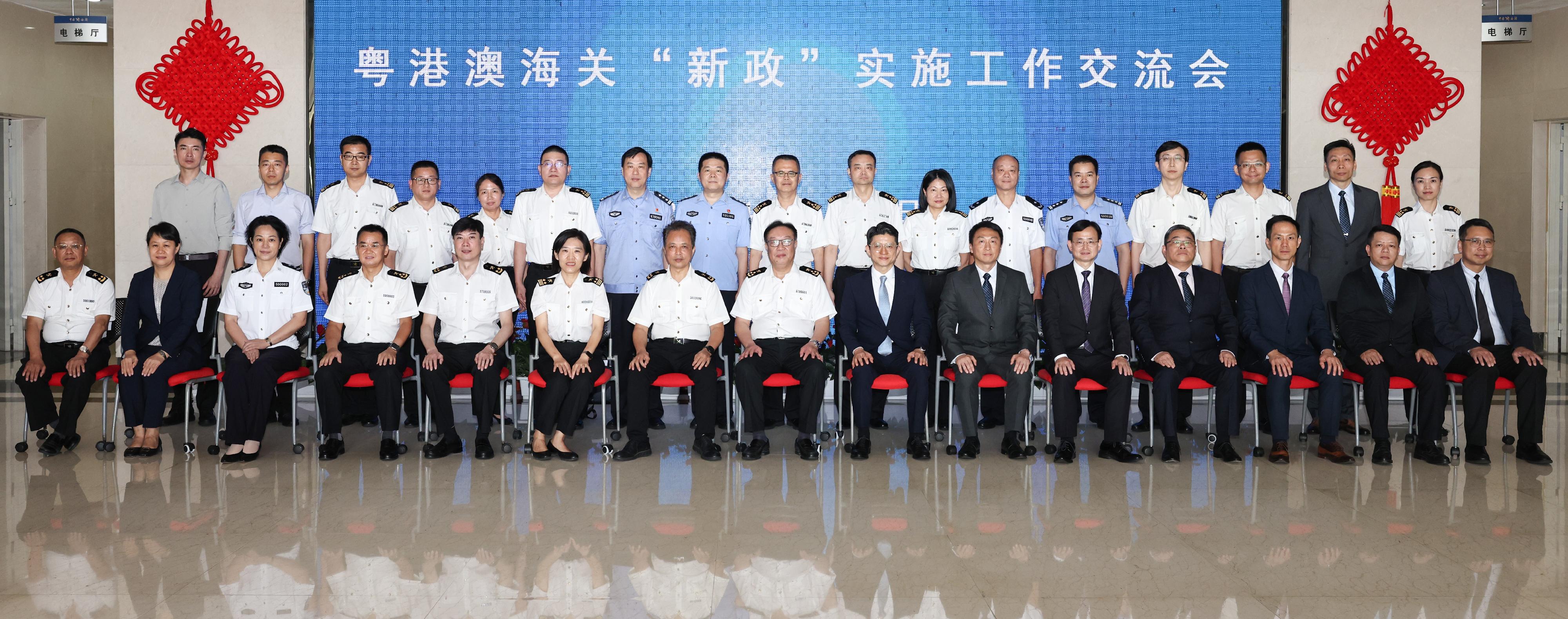 The Assistant Commissioner (Boundary and Ports) of Customs and Excise, Mr Kenneth Chu, today (July 9) led a delegation to attend a meeting in Zhuhai with representatives of the Guangdong Sub-Administration of the General Administration of Customs of the People's Republic of China (GACC), the Shenzhen Customs District, the Gongbei Customs District and the Macao Customs Service. Photo shows Mr Chu (front row, seventh right); the Director General in the Gongbei Customs District, Mr Zhan Shaotong (front row, centre); the Deputy Director General of the Guangdong Sub-Administration of the GACC, Mr Feng Guoqing (front row, seventh left); the Deputy Director General in the Gongbei Customs District, Mr Chen Wen (front row, fifth left); the Deputy Director General in the Shenzhen Customs District, Mr Pan Chuxiong (front row, fourth left); the Acting Assistant Director-General of the Macao Customs Service, Mr Ip Va-chio (front row, sixth right), and delegation members of the three sides.