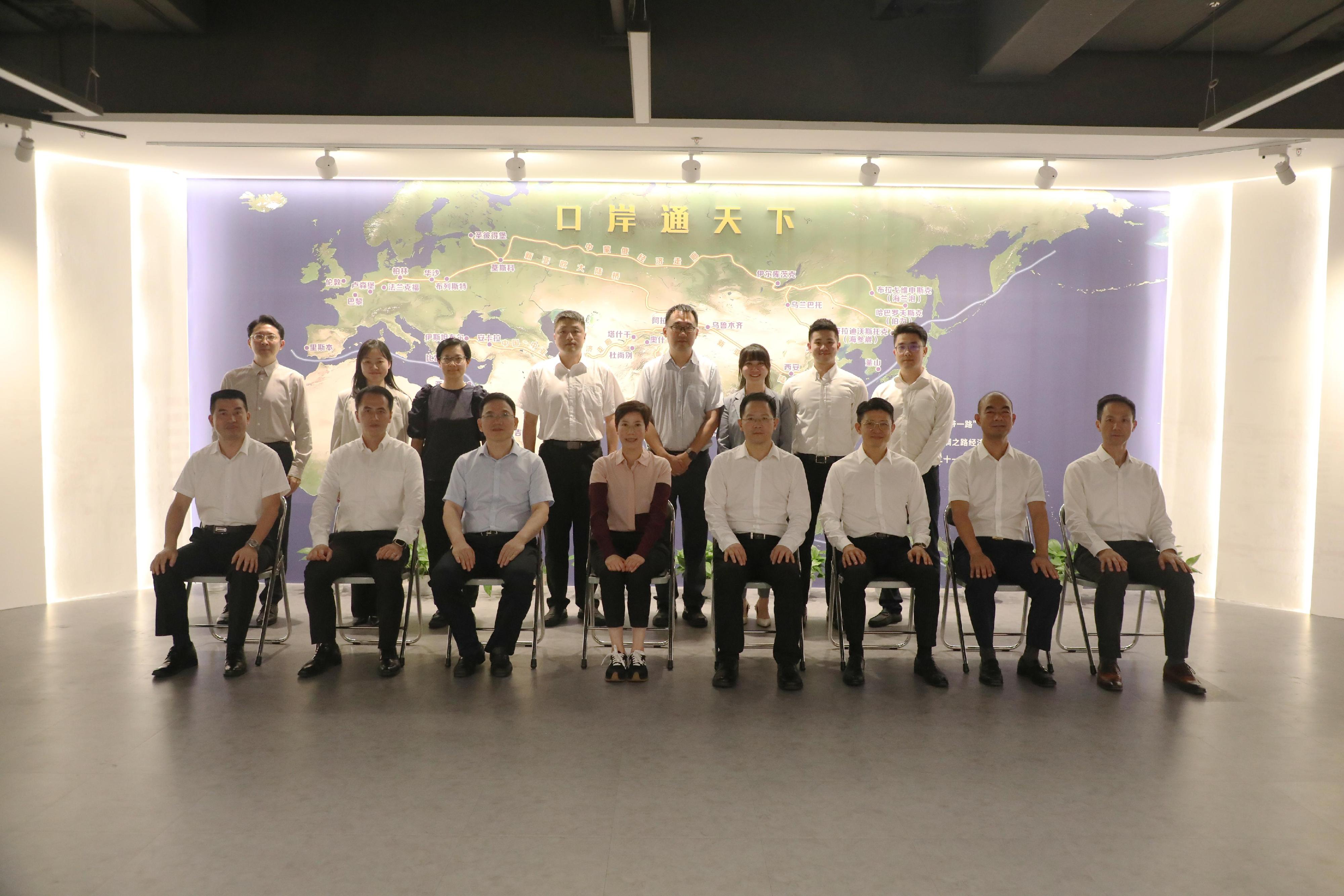 The Commissioner of Customs and Excise, Ms Louise Ho, today (July 10) led a delegation to visit Shenzhen and met with the Chief of the Office of Port of Entry and Exit of the Shenzhen Municipal People's Government, Mr Liu Weixiang. Photo shows Ms Ho (front row, fourth left), Mr Liu (front row, fourth right) and delegation members of both sides.