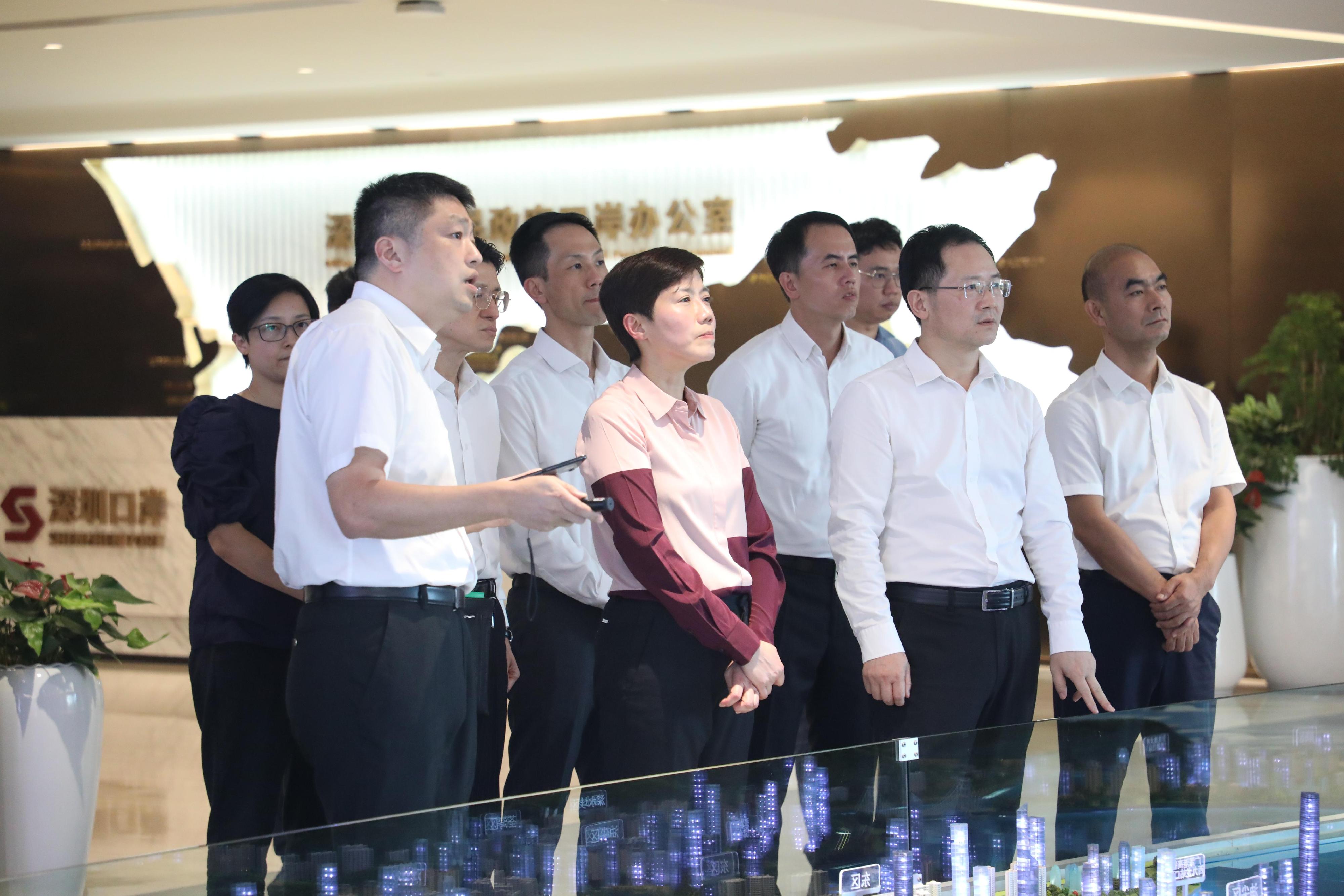 The Commissioner of Customs and Excise, Ms Louise Ho, today (July 10) led a delegation to visit Shenzhen and met with the Chief of the Office of Port of Entry and Exit of the Shenzhen Municipal People's Government, Mr Liu Weixiang. Photo shows Ms Ho (front row, second left) and Mr Li (front row, second right) visiting the Office of Port of Entry and Exit to study the construction progress of the new Huanggang Port.