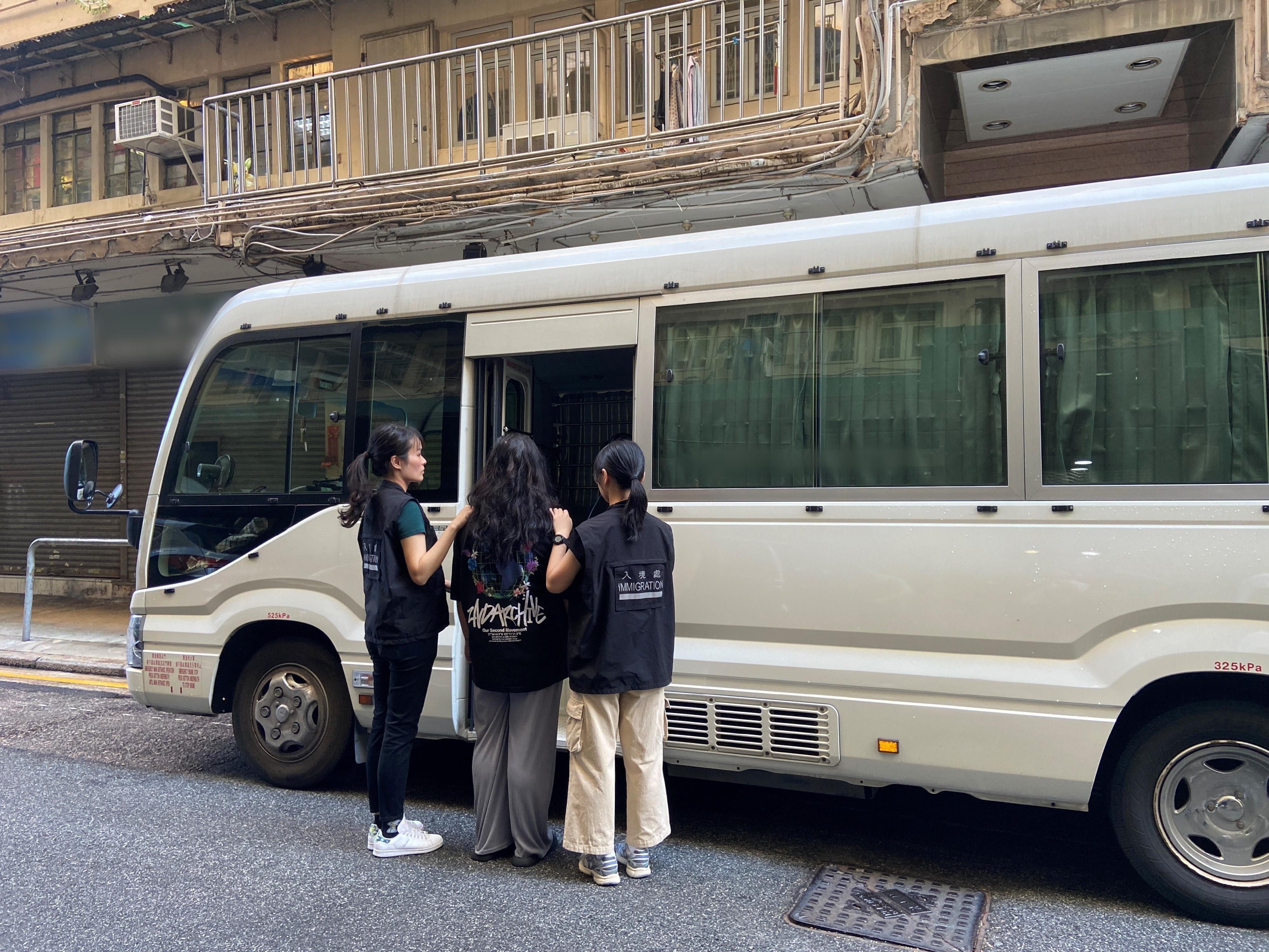 The Immigration Department mounted a series of territory-wide anti-illegal worker operations codenamed "Lightshadow" to combat illegal food delivery couriers for three consecutive days from July 8 to today (July 10). Photo shows a suspected aider and abettor arrested during an operation.