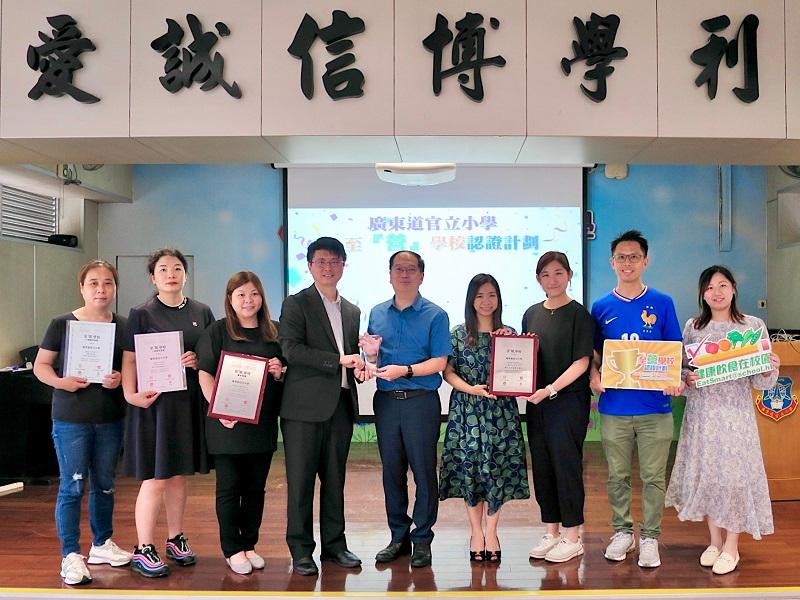 Representatives of the Department of Health (DH) visited schools attaining accreditation of the EatSmart School Accreditation Scheme in the 2023/24 school year and presented awards in June. Photo shows the Head of Health Promotion Branch (HPB) of the DH, Dr Leung Yiu-hong (fourth left), along with other HPB representatives presenting the Award for Continuous Promotion of Healthy Eating at School to the Canton Road Government Primary School, which attained the EatSmart School accreditation for the fifth consecutive time, during a school visit.