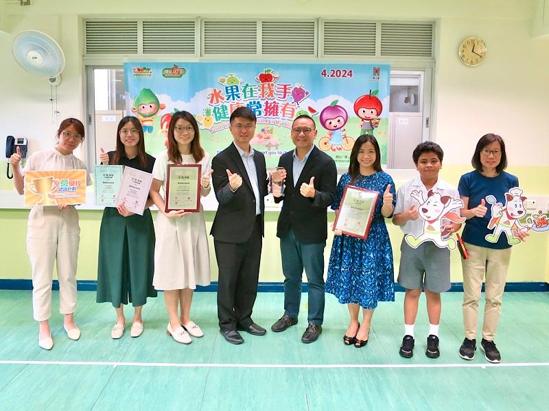 Representatives of the Department of Health (DH) visited schools attaining accreditation of the EatSmart School Accreditation Scheme in the 2023/24 school year and presented awards in June. Photo shows the Head of Health Promotion Branch (HPB) of the DH, Dr Leung Yiu-hong (fourth left), along with other HPB representatives presenting the Award for Continuous Promotion of Healthy Eating at School to the Jockey Club Hong Chi School, which attained the EatSmart School accreditation for the fifth consecutive time, during a school visit.