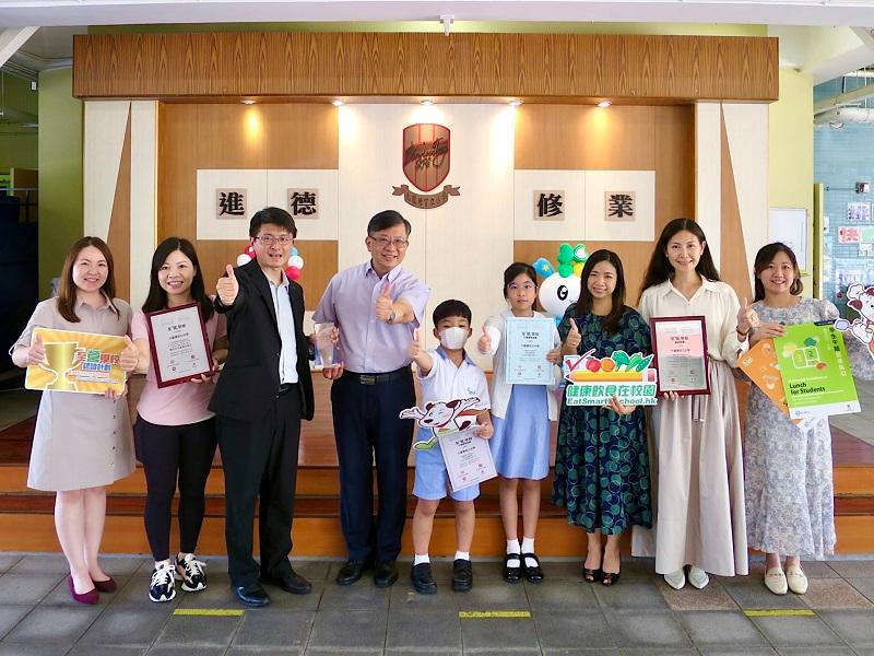 Representatives of the Department of Health (DH) visited schools attaining accreditation of the EatSmart School Accreditation Scheme in the 2023/24 school year and presented awards in June this year. Photo shows the Head of Health Promotion Branch (HPB) of the DH, Dr Leung Yiu-hong (third left), along with other HPB representatives presenting the Award for Continuous Promotion of Healthy Eating at School to the Kowloon Tong Government Primary School, which attained the EatSmart School accreditation for the fifth consecutive time, during a school visit.