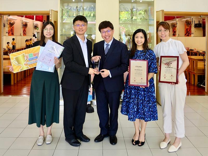 Representatives of the Department of Health (DH) visited schools attaining accreditation of the EatSmart School Accreditation Scheme in the 2023/24 school year and presented awards in June. Photo shows the Head of Health Promotion Branch (HPB) of the DH, Dr Leung Yiu-hong (second left), along with other HPB representatives presenting the Award for Continuous Promotion of Healthy Eating at School to the SKH Ho Chak Wan Primary School, which attained the EatSmart School accreditation for the fifth consecutive time, during a school visit.