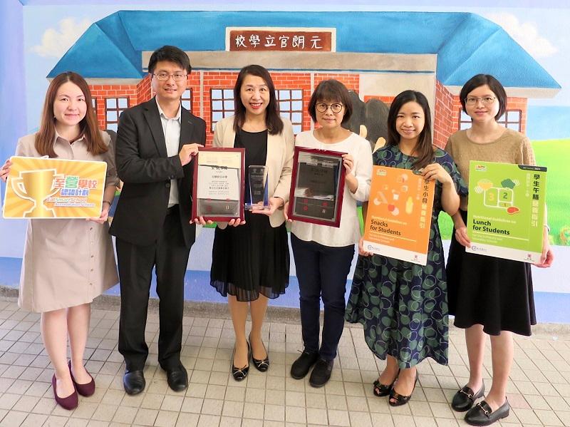 Representatives of the Department of Health (DH) visited schools attaining accreditation of the EatSmart School Accreditation Scheme in the 2023/24 school year and presented awards in June. Photo shows the Head of Health Promotion Branch (HPB) of the DH, Dr Leung Yiu-hong (second left), along with other HPB representatives presenting the Award for Continuous Promotion of Healthy Eating at School to the Yuen Long Government Primary School, which attained the EatSmart School accreditation for the fifth consecutive time, during a school visit.