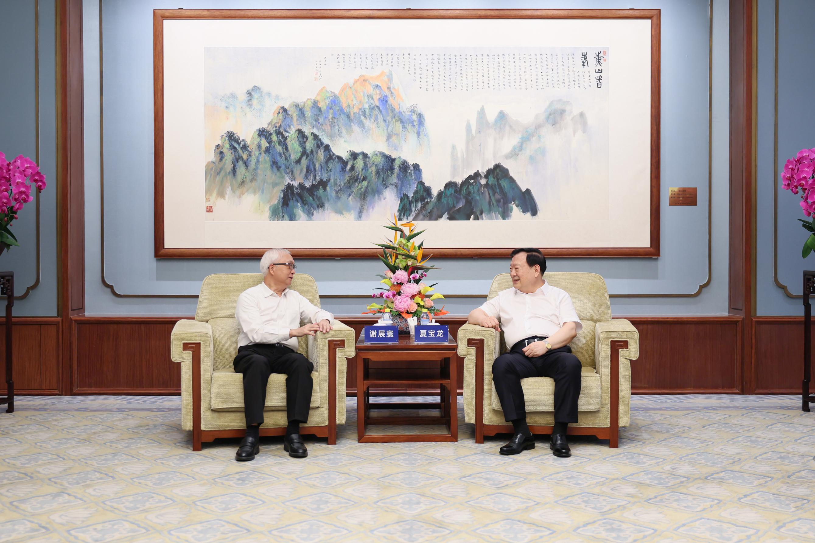 The Secretary for Environment and Ecology, Mr Tse Chin-wan (left), visited the Hong Kong and Macao Affairs Office of the State Council in Beijing today (July 11) and called on the Director of the Hong Kong and Macao Affairs Office of the State Council, Mr Xia Baolong (right).