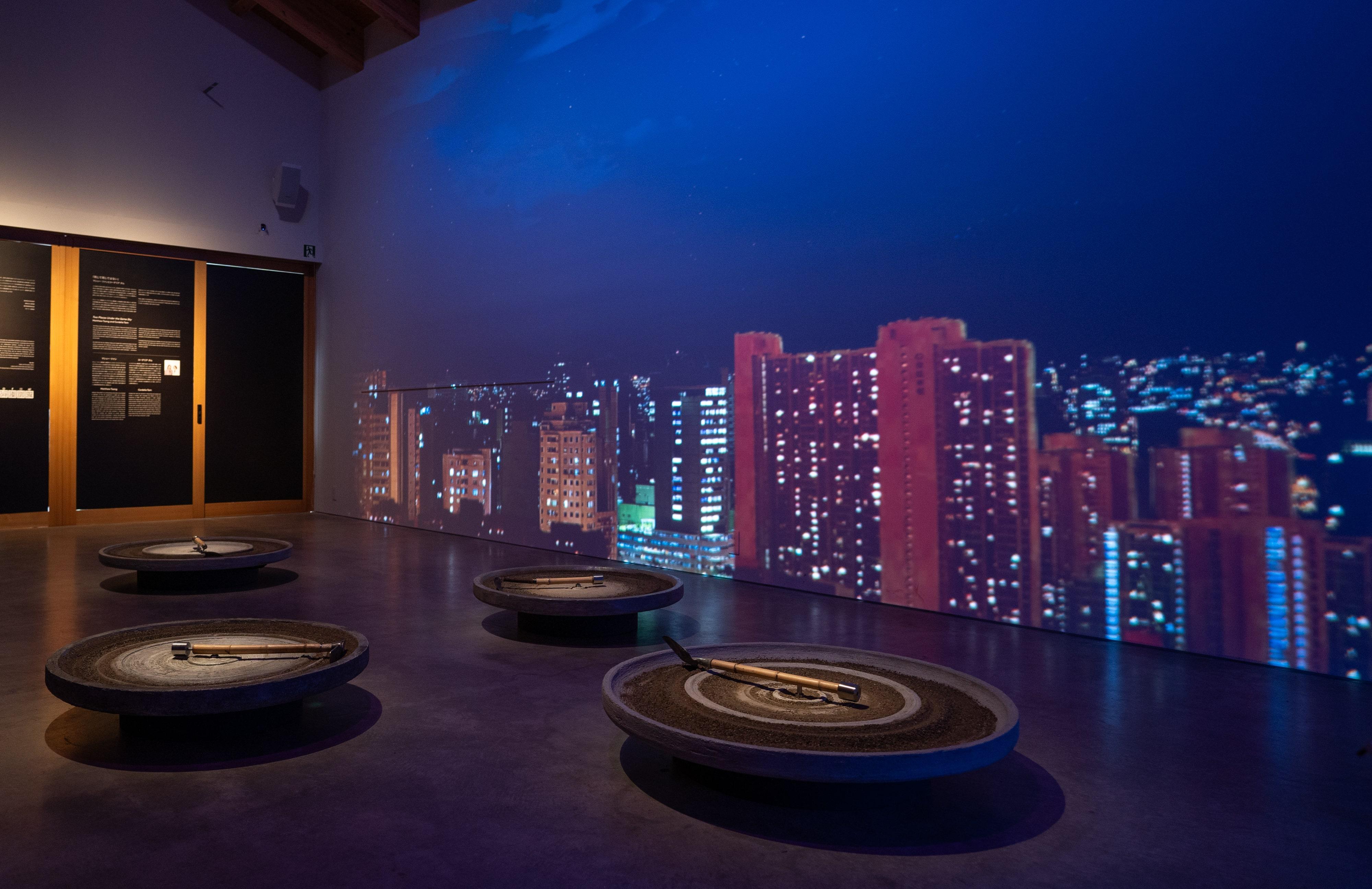 由香港藝術家曾敏富及譚若蘭創作的藝術裝置作品。作品利用了投影和燈光效果在牆壁上打造動態天空景象，反映着城市生活的快速步伐。