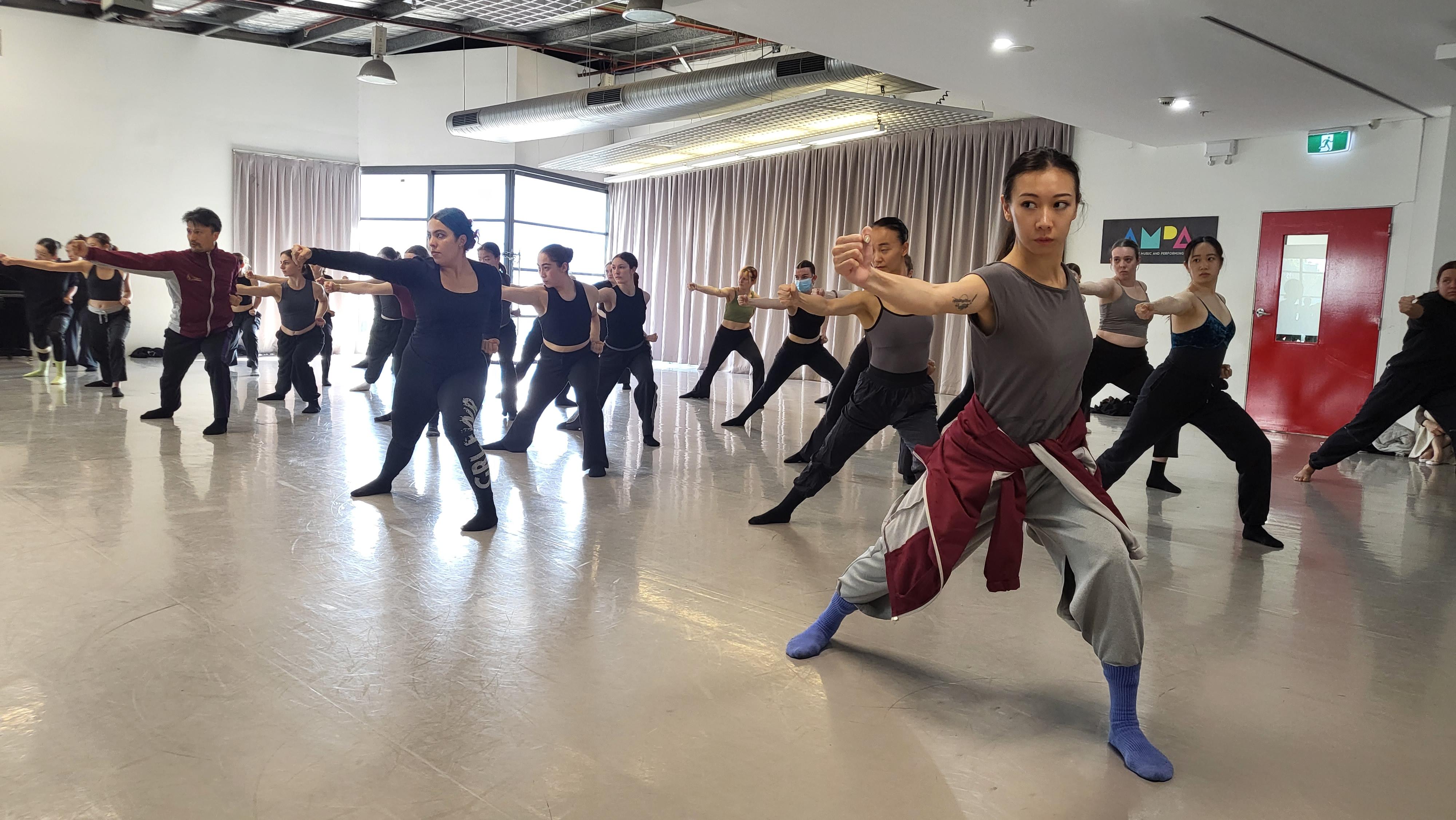 During the touring of “Convergence” in Sydney, Australia, the Hong Kong Dance Company joined with the Academy of Music and Performing Arts to conduct a masterclass yesterday (July 11) to enhance cultural exchange between the dance communities of Hong Kong and Australia.