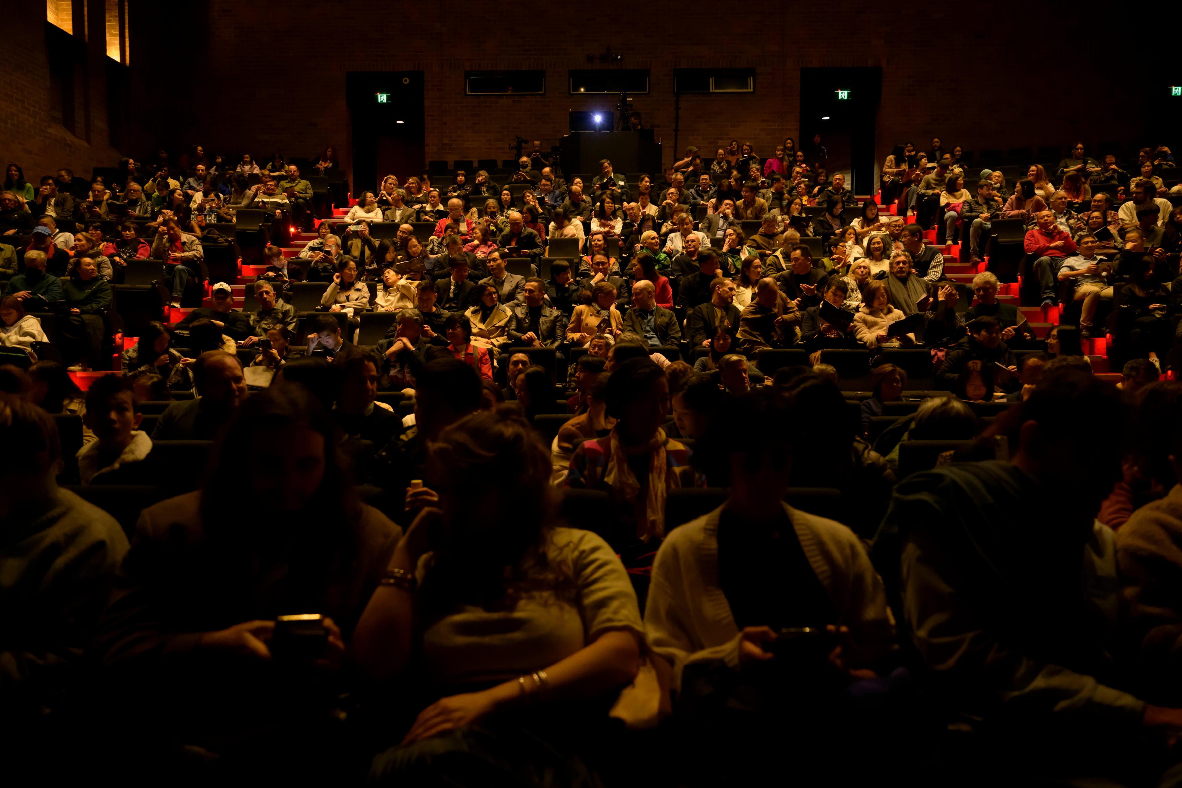 The Hong Kong Economic and Trade Office, Sydney, is presenting a dance performance "Convergence" in Sydney, Australia, on July 12 and 13 to showcase Hong Kong’s unique East-meets-West culture. The premiere performance today (July 12) was well received by the audience.