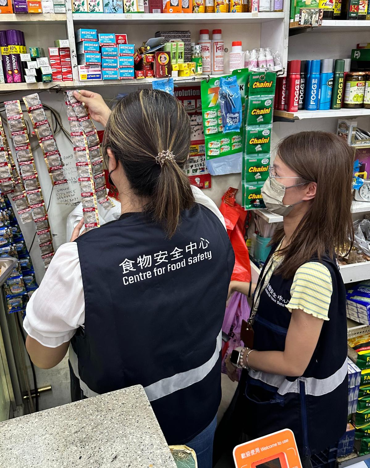 The Centre for Food Safety and the Environmental Hygiene Branch of the Food and Environmental Hygiene Department (FEHD) today (July 12) conducted blitz inspections at retail outlets, in order to strengthen crackdowns on the illegal sale of chewing smokeless tobacco products. Photo shows FEHD staff inspecting one of the retail outlets.