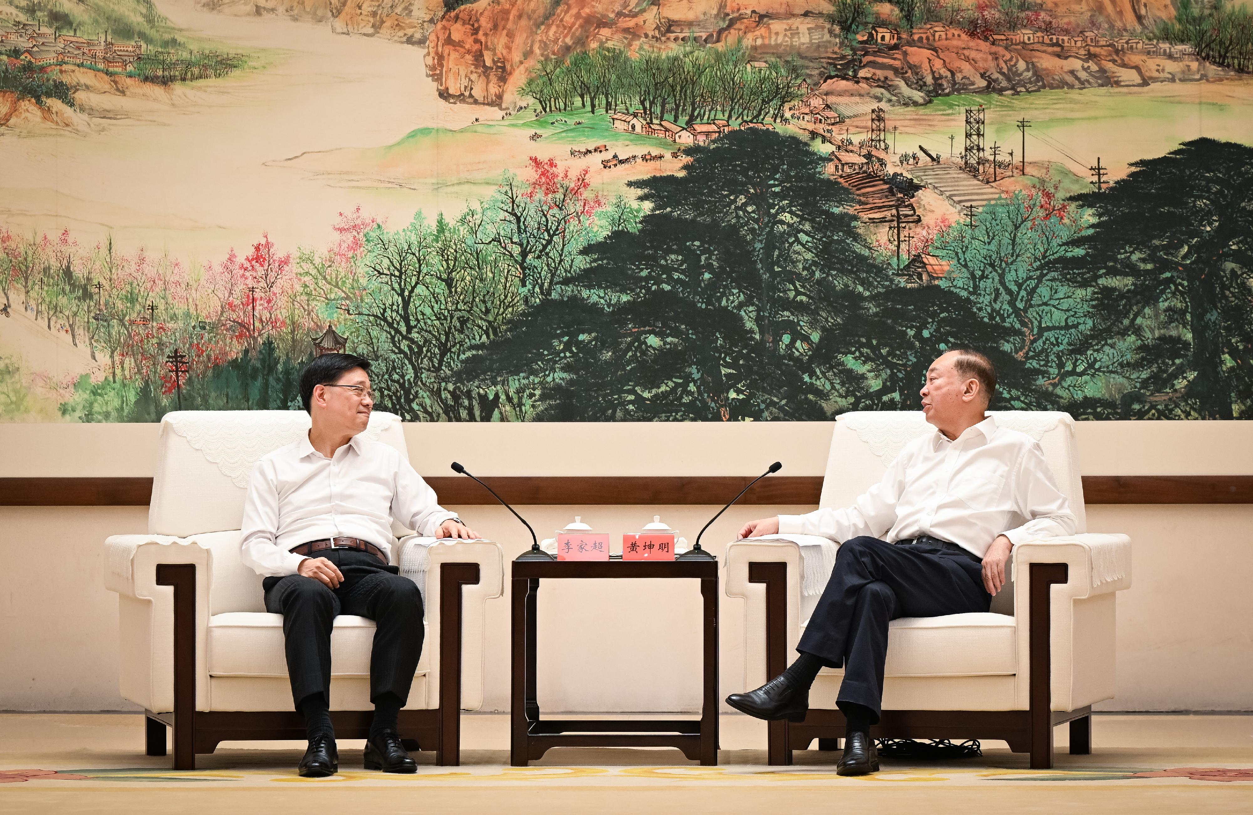 The Chief Executive, Mr John Lee, led a Hong Kong Special Administrative Region Government delegation to attend the 24th Plenary of the Hong Kong/Guangdong Co-operation Joint Conference in Guangzhou today (July 12). Photo shows Mr Lee (left) meeting with the Secretary of the CPC Guangdong Provincial Committee, Mr Huang Kunming (right).