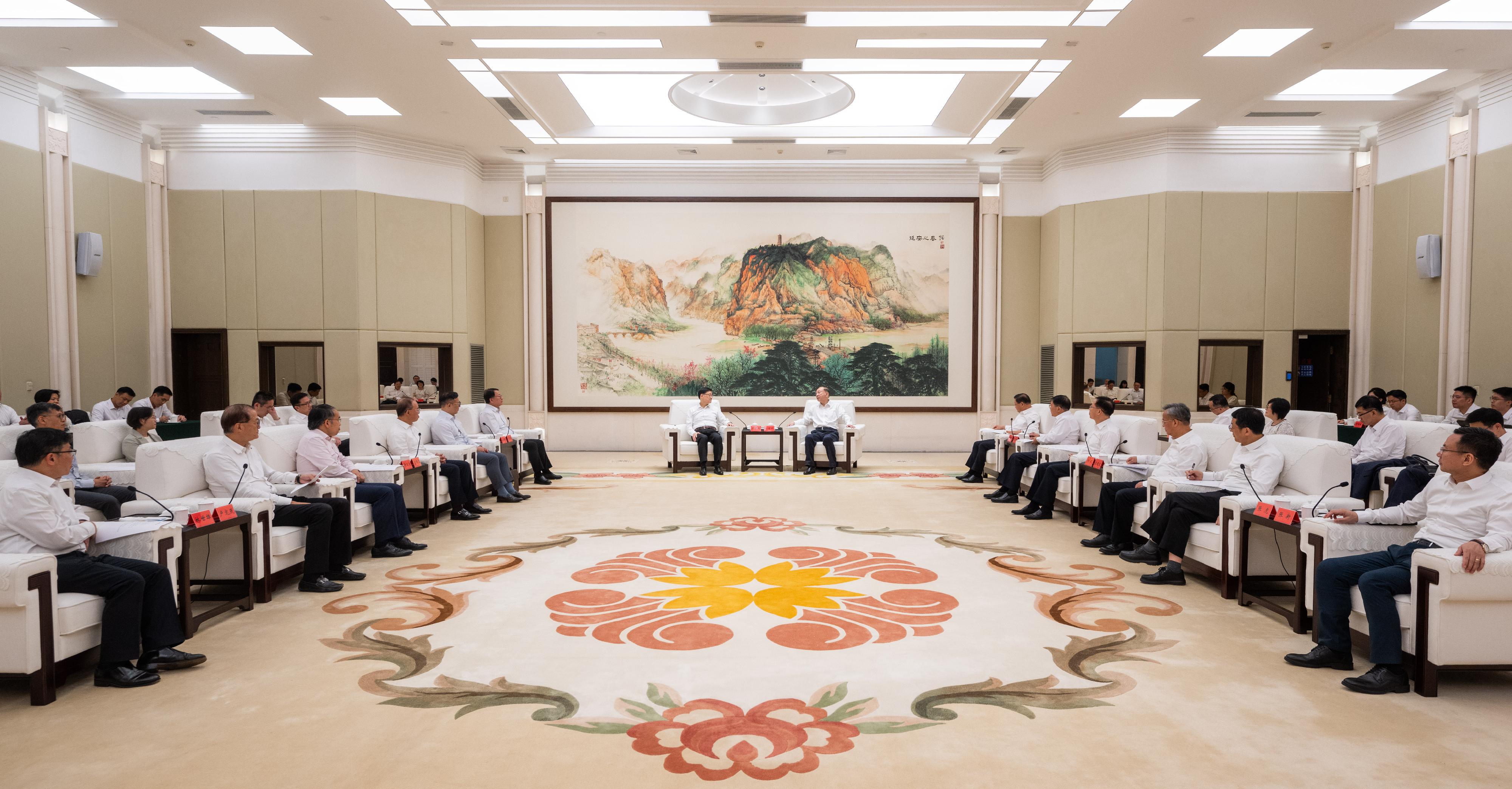 The Chief Executive, Mr John Lee, led a Hong Kong Special Administrative Region Government delegation to attend the 24th Plenary of the Hong Kong/Guangdong Co-operation Joint Conference in Guangzhou today (July 12). Photo shows Mr Lee (seventh left) meeting with the Secretary of the CPC Guangdong Provincial Committee, Mr Huang Kunming (seventh right). Other officials from both sides also joined the meeting.