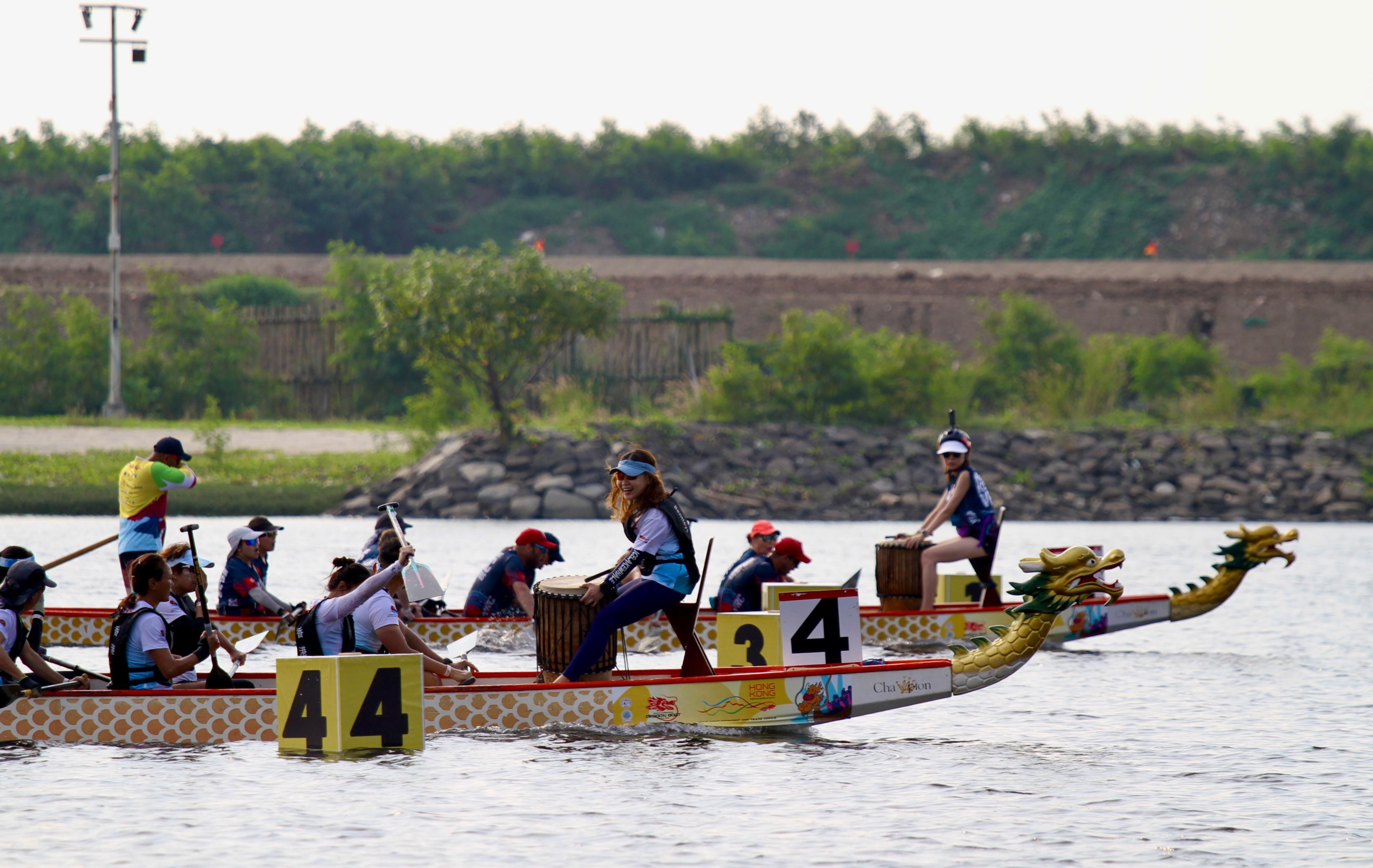 The Jakarta International Dragon Boat Festival 2024 sponsored by the Hong Kong Economic and Trade Office in Jakarta was held in Jakarta, Indonesia, today (July 13). Two Hong Kong dragon boat teams delivered outstanding performance during the competition.