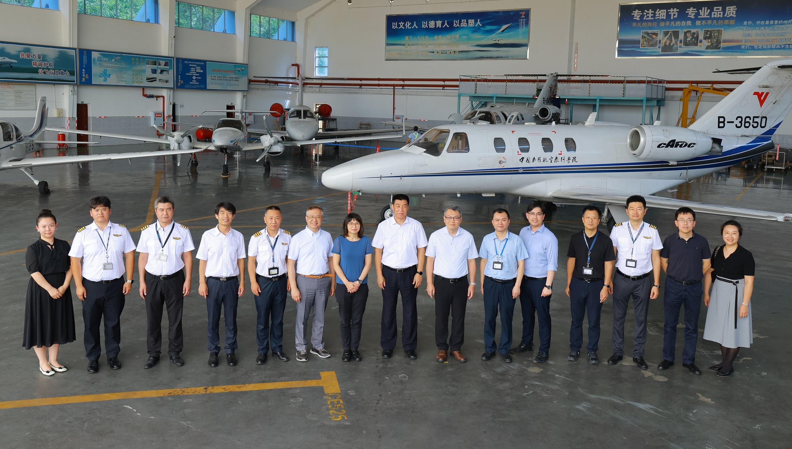 廖志勇（右七）率領民航處代表團拜訪中國民用航空飛行學院（飛行學院），並與飛行學院院長關立欣（右八）及學院代表合照。