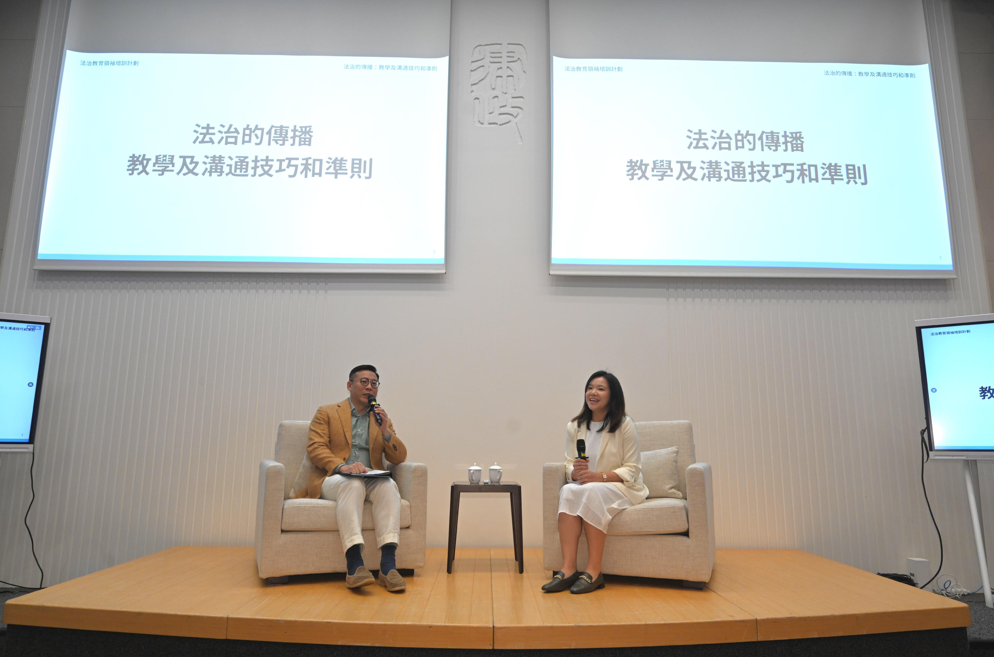 Titled "Rule of Law Education (ROLE) Stars", the two-day foundation course of the second phase of the Rule of Law Education Train-the-Leaders Programme organised by the Department of Justice was concluded today (July 13). Photo shows the Deputy Secretary for Justice, Mr Cheung Kwok-kwan (left), and experienced media professional Ms Ho Yuen-yi (right) sharing their views and practical experience on communication skills in disseminating messages on rule of law.   

