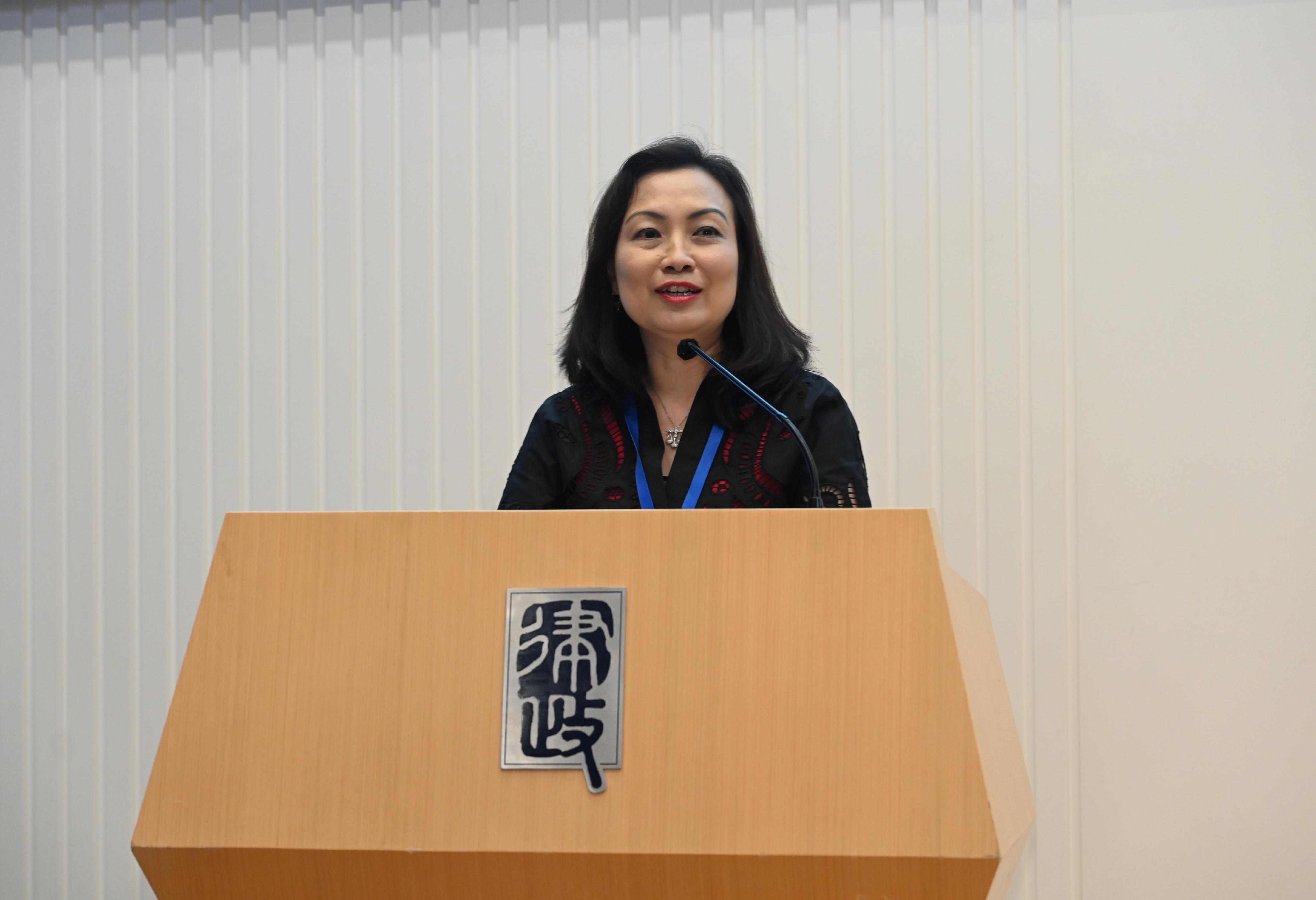 Titled "Rule of Law Education (ROLE) Stars", the two-day foundation course of the second phase of the Rule of Law Education Train-the-Leaders Programme organised by the Department of Justice was concluded today (July 13). Photo shows member of the Steering Committee on Rule of Law Education, Chairperson of the Working Group on Coordination and Liaison and Legislative Council Member, Ms Carmen Kan, delivering her concluding remarks.
