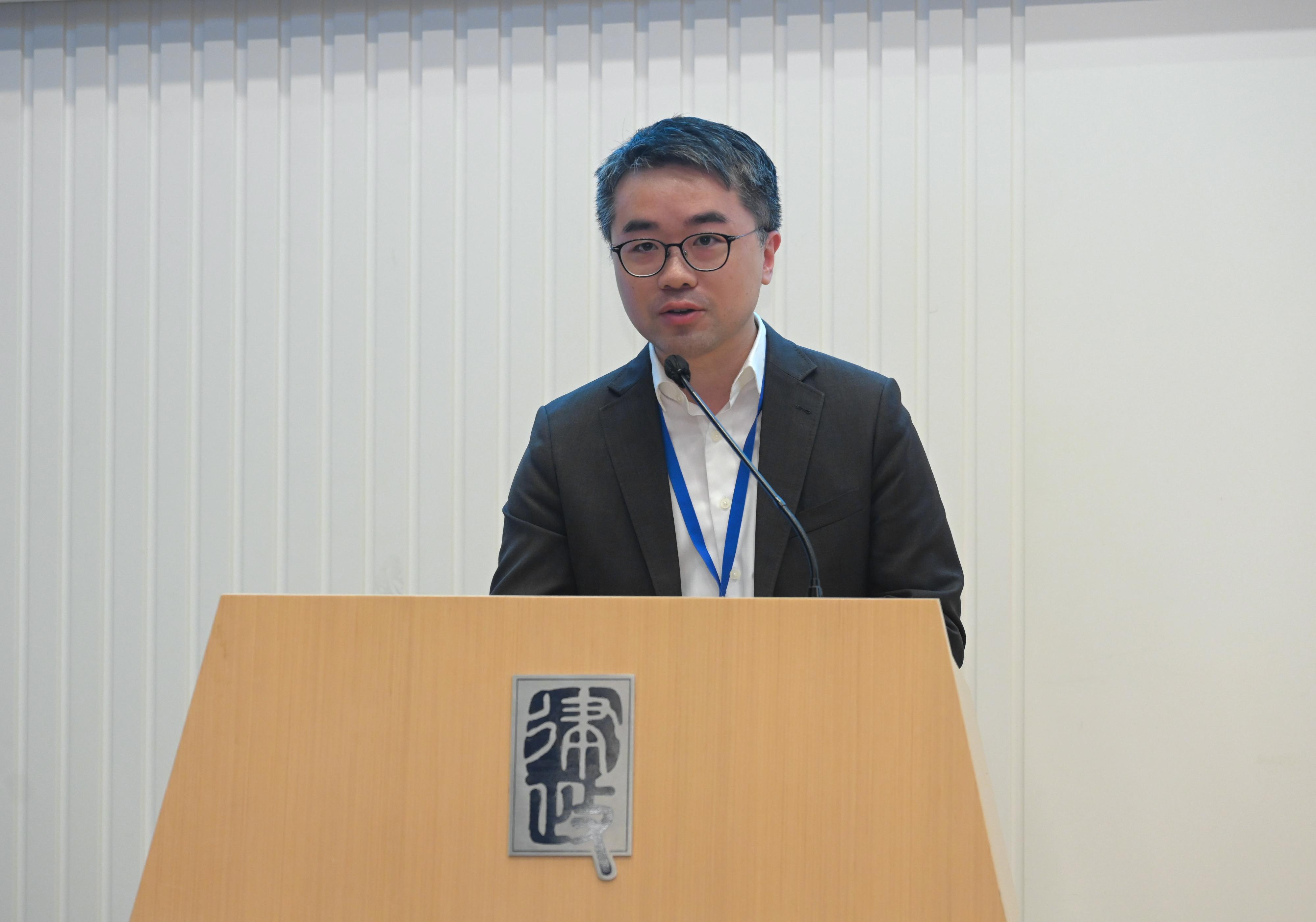 Titled "Rule of Law Education (ROLE) Stars", the two-day foundation course of the second phase of the Rule of Law Education Train-the-Leaders Programme organised by the Department of Justice was concluded today (July 13). Photo shows the Under Secretary for Education, Mr Sze Chun-fai, delivering his concluding remarks.
