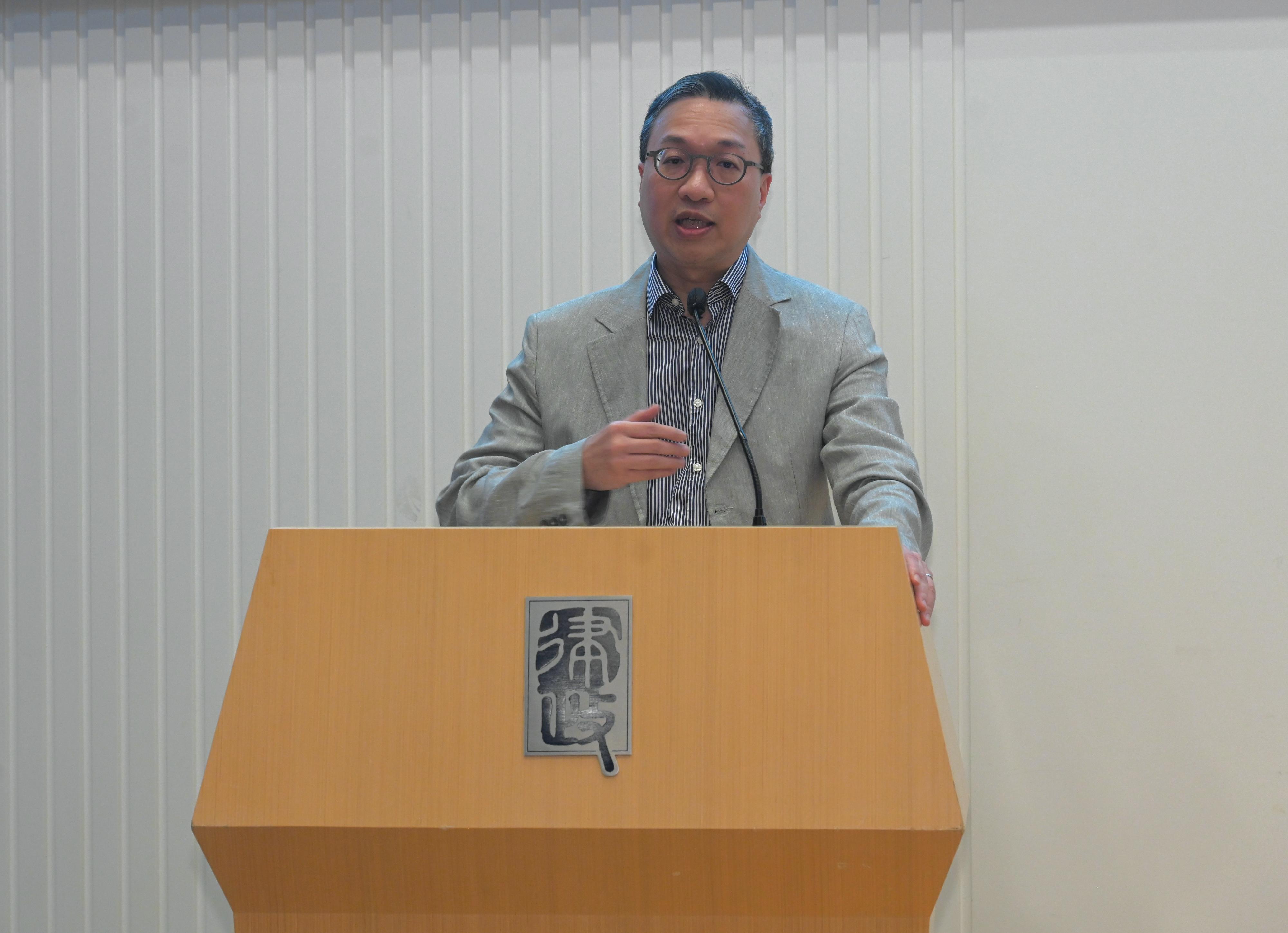 Titled "Rule of Law Education (ROLE) Stars", the two-day foundation course of the second phase of the Rule of Law Education Train-the-Leaders Programme organised by the Department of Justice was concluded today (July 13). Photo shows the Secretary for Justice, Mr Paul Lam, SC, delivering his concluding remarks.
