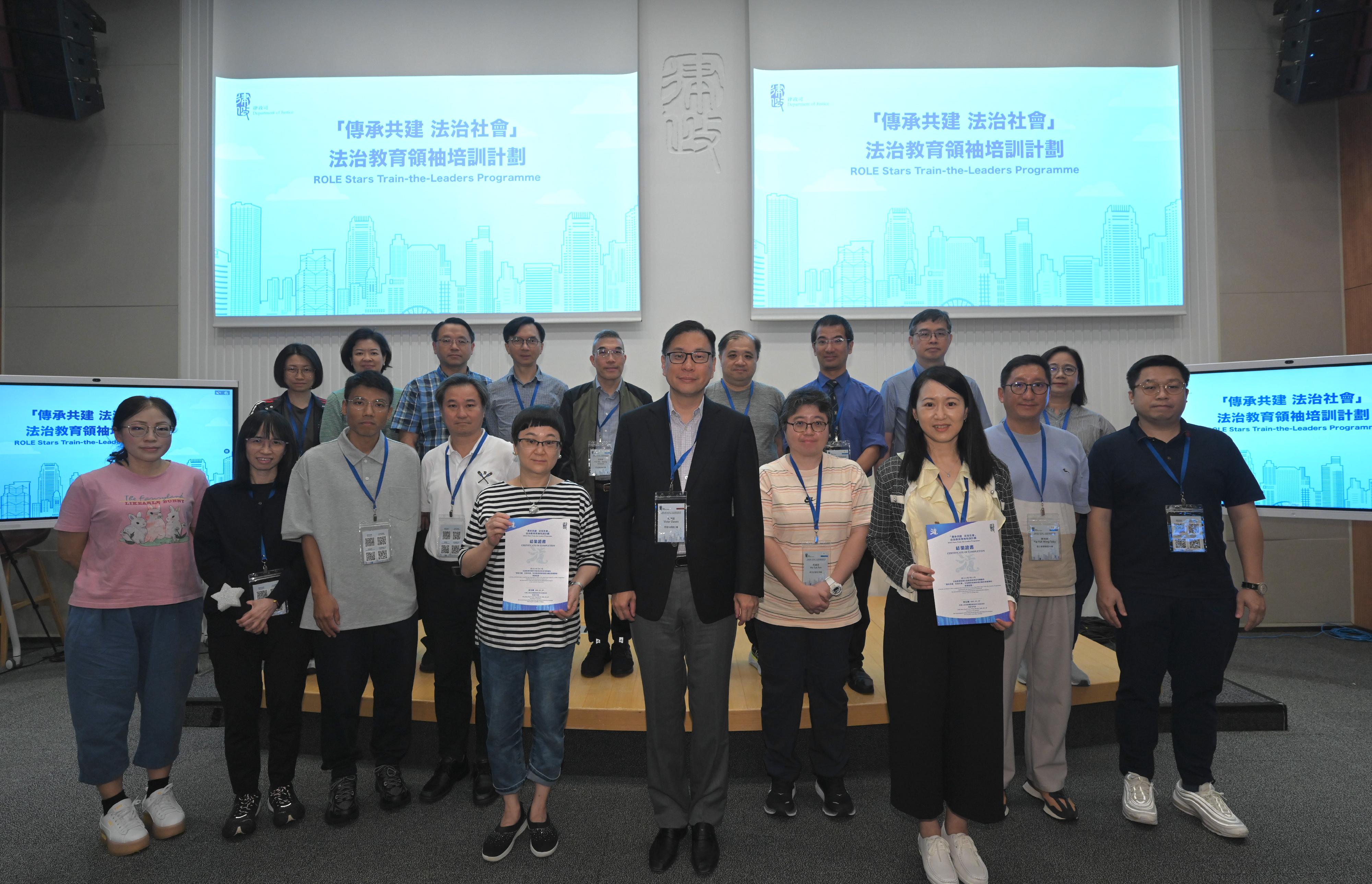 Titled "Rule of Law Education (ROLE) Stars", the two-day foundation course of the second phase of the Rule of Law Education Train-the-Leaders Programme organised by the Department of Justice was concluded today (July 13). Photo shows the Chairperson of the Hong Kong Bar Association, Mr Victor Dawes, SC (front row, fifth right), presenting certificates to trainees who have completed the two-day foundation course of the second-phase programme.

