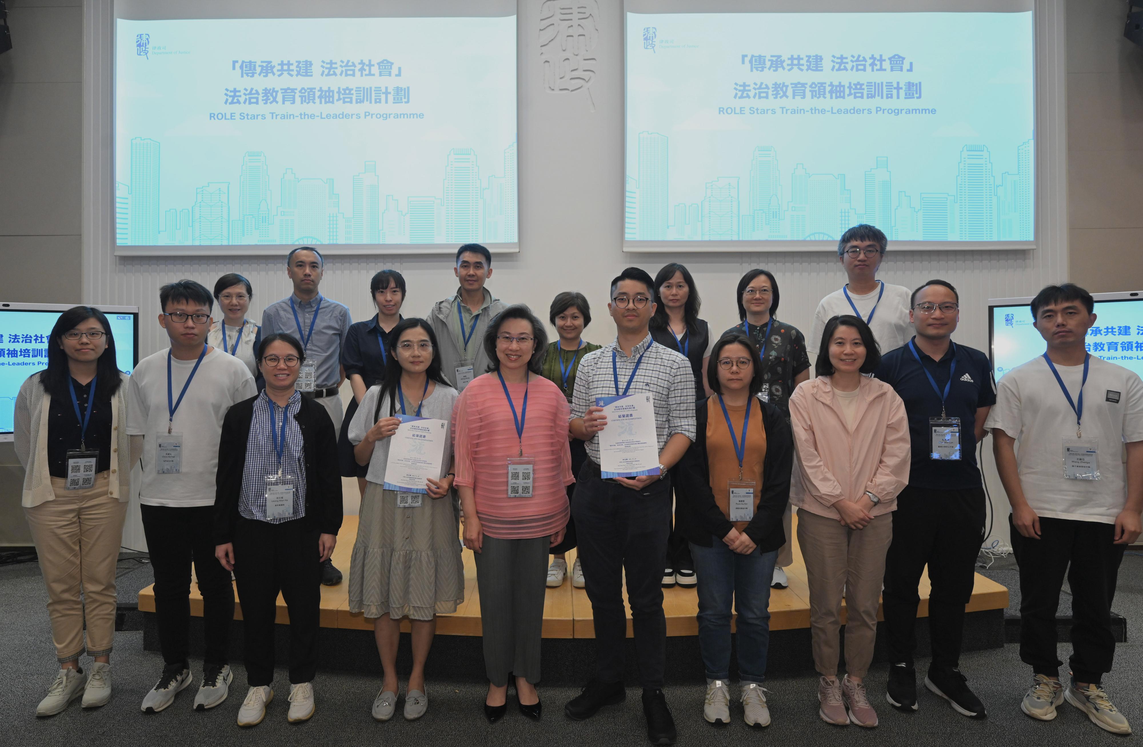 Titled "Rule of Law Education (ROLE) Stars", the two-day foundation course of the second phase of the Rule of Law Education Train-the-Leaders Programme organised by the Department of Justice was concluded today (July 13). Photo shows the Secretary for the Civil Service, Mrs Ingrid Yeung (front row, fifth left), presenting certificates to trainees who have completed the two-day foundation course of the second-phase programme.

