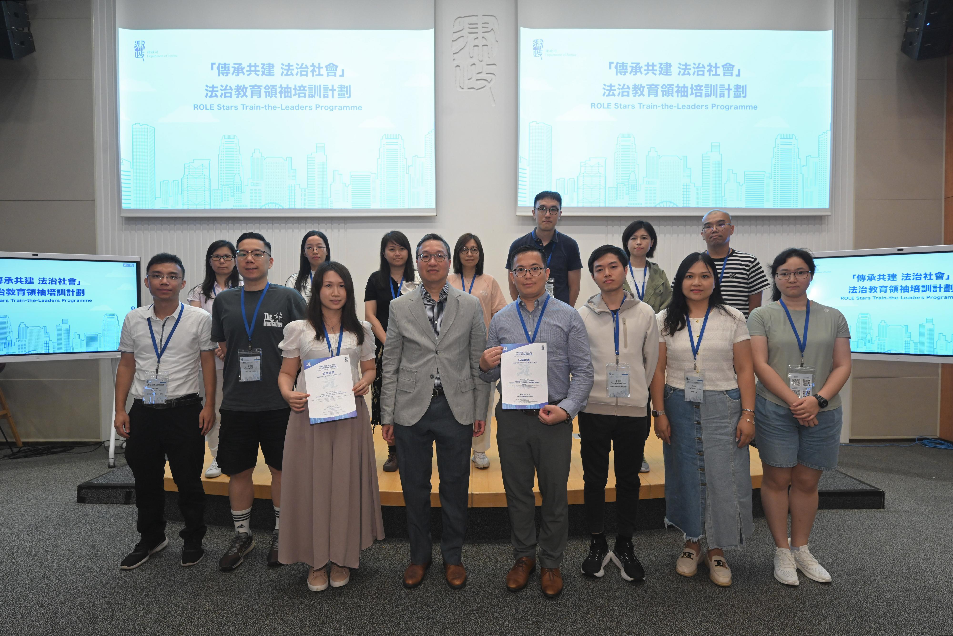 Titled "Rule of Law Education (ROLE) Stars", the two-day foundation course of the second phase of the Rule of Law Education Train-the-Leaders Programme organised by the Department of Justice was concluded today (July 13). Photo shows the Secretary for Justice, Mr Paul Lam, SC (front row, fourth left), presenting certificates to trainees who have completed the two-day foundation course of the second-phase programme.
