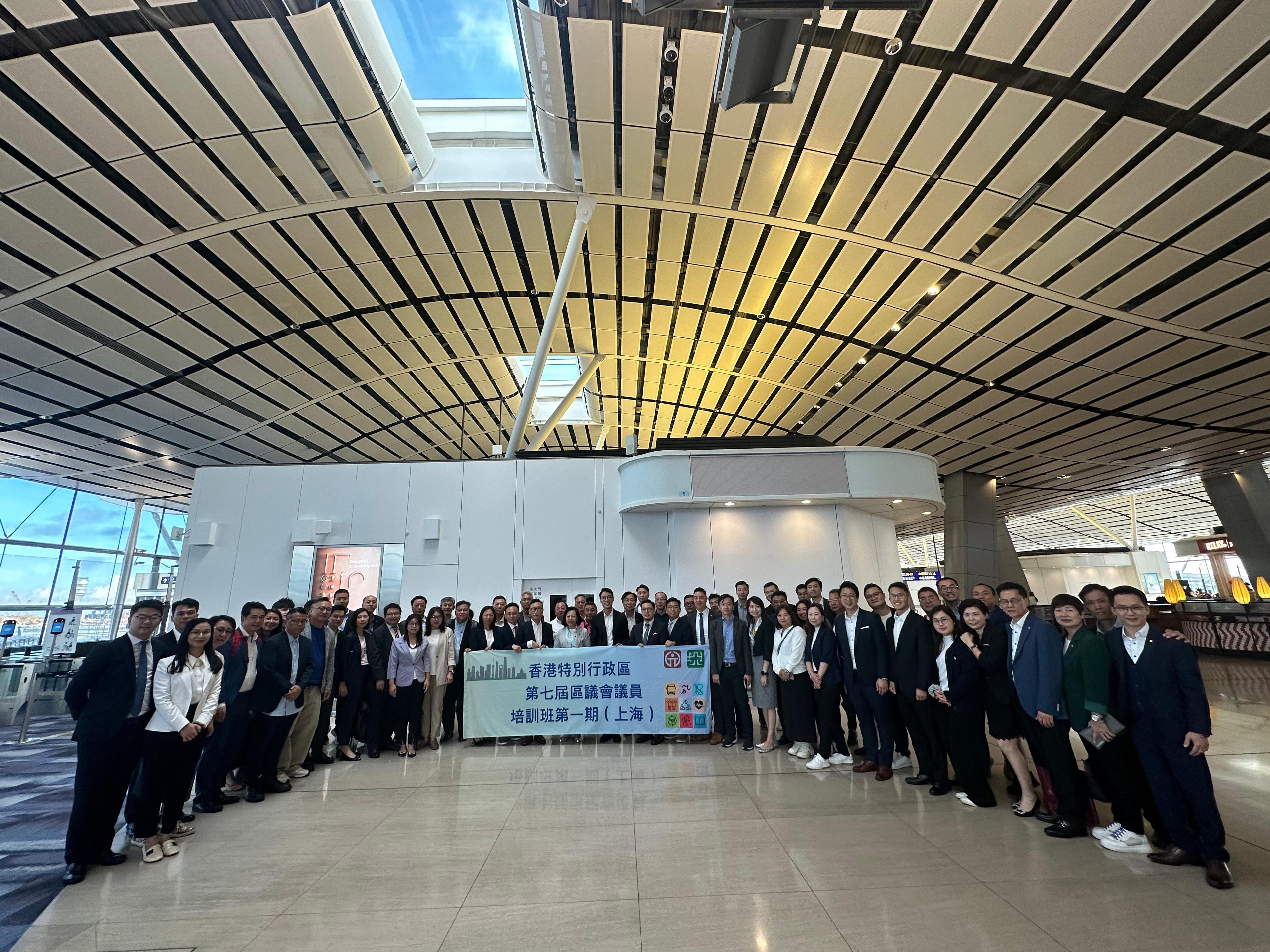 The Secretary for Home and Youth Affairs, Miss Alice Mak, attended the opening ceremony of the first batch of the training programme for the seventh-term District Council (DC) members in Shanghai today (July 13). Photo shows Miss Mak (front row, centre) with members of the Sham Shui Po and Yuen Long DCs before their departure for Shanghai.